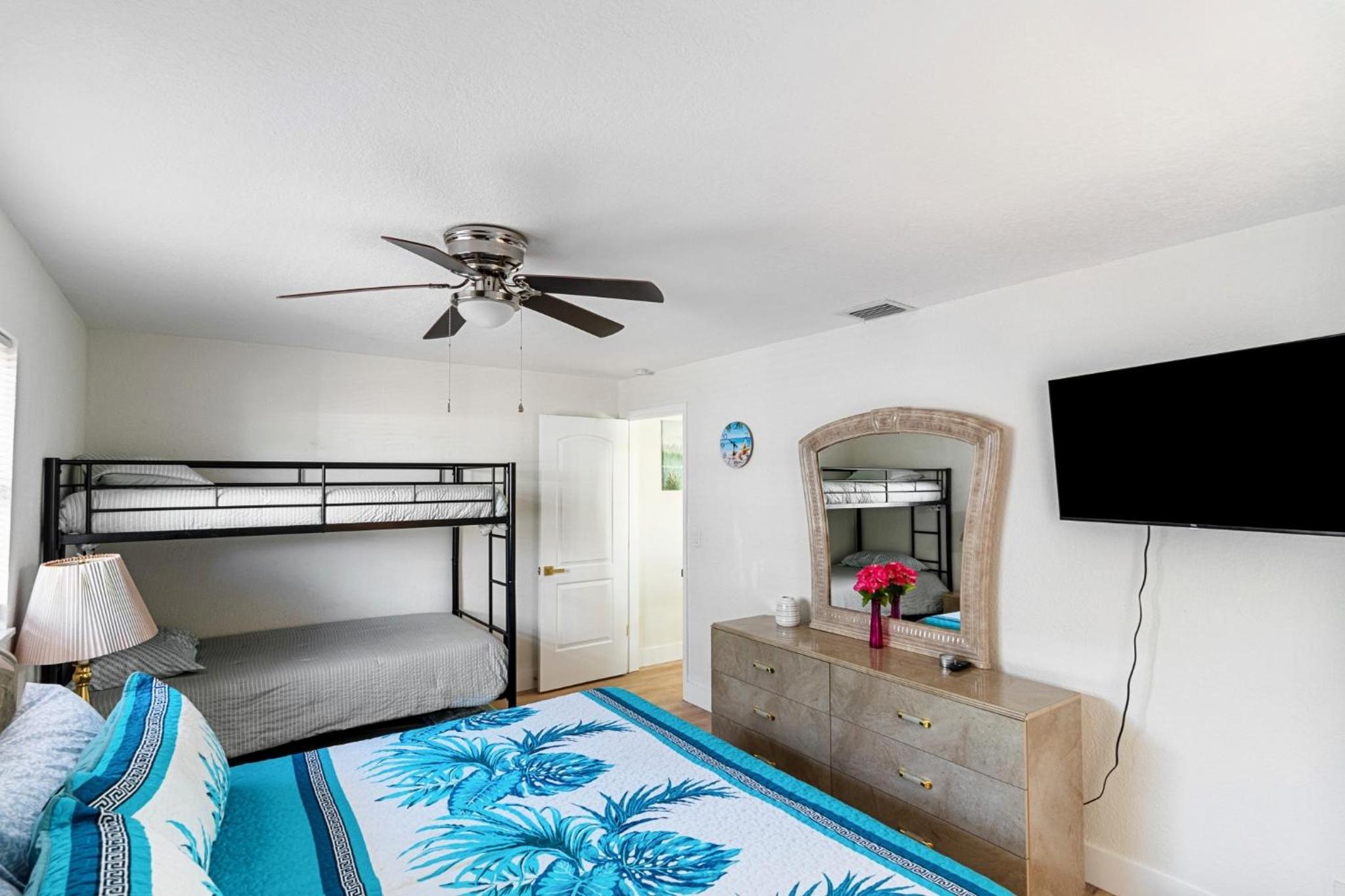 Largo, Fl Heated Pool 8 Beds 1 Mile to Beach Pets