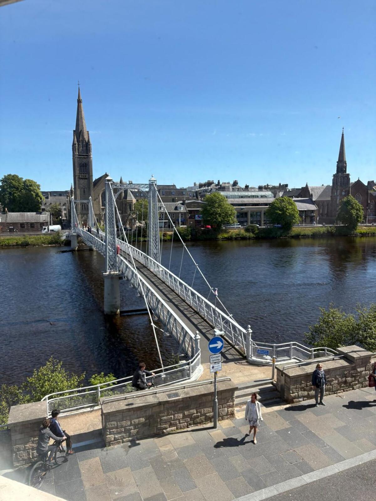 River-View Loft, sleeps 4, with parking