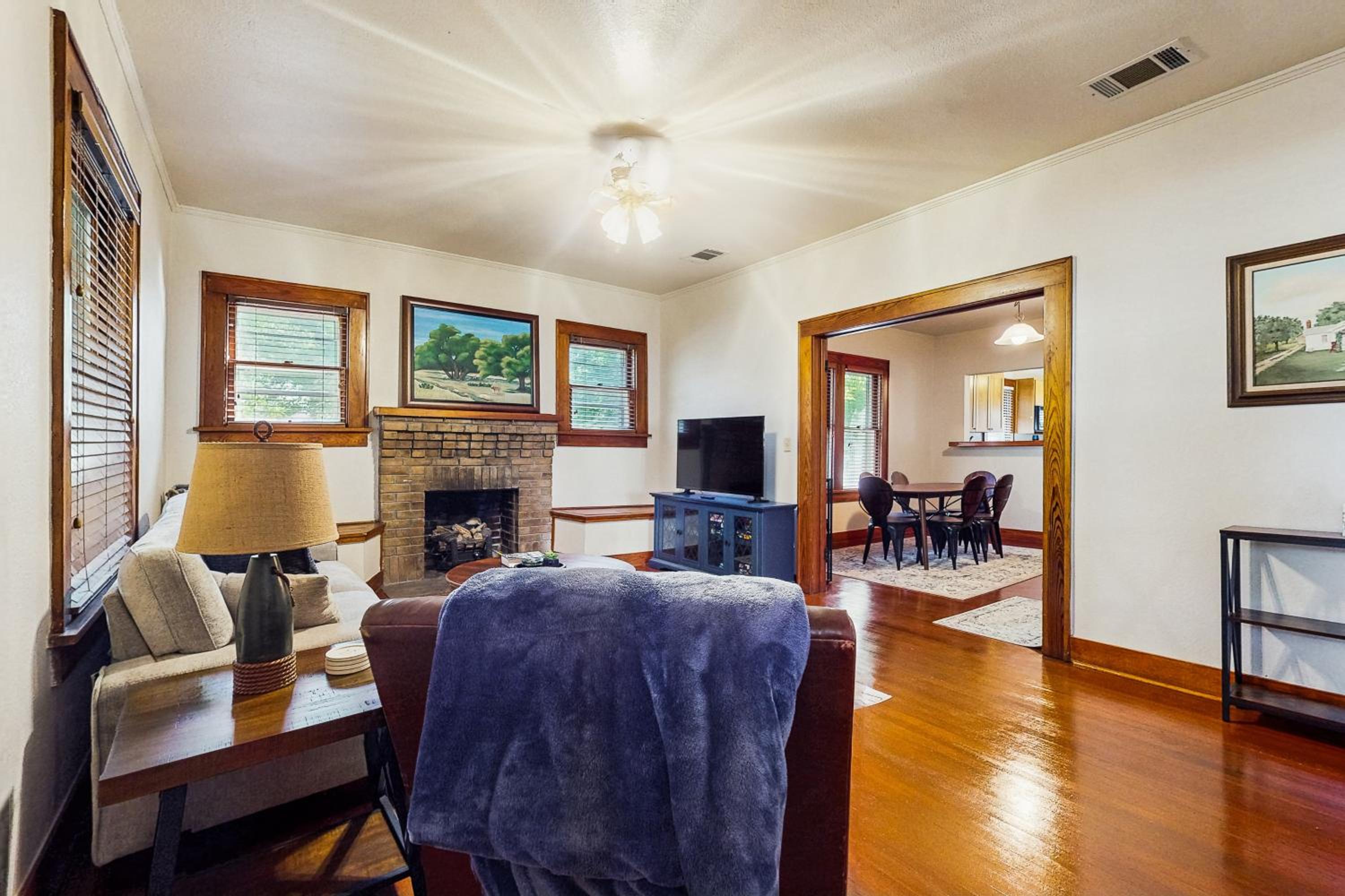 3BR Charming Home with Porch, in the Downtown Buda