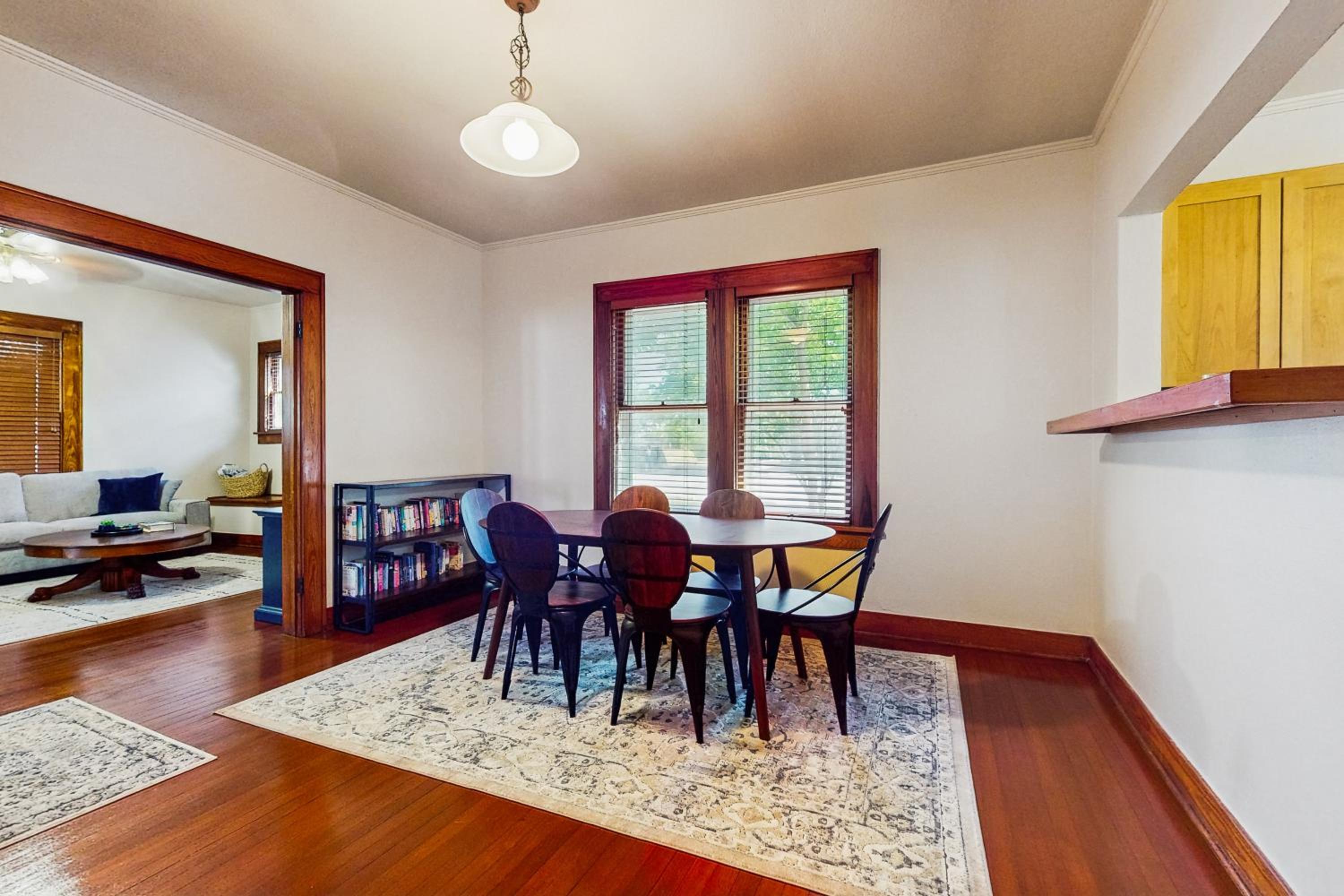 3BR Charming Home with Porch, in the Downtown Buda