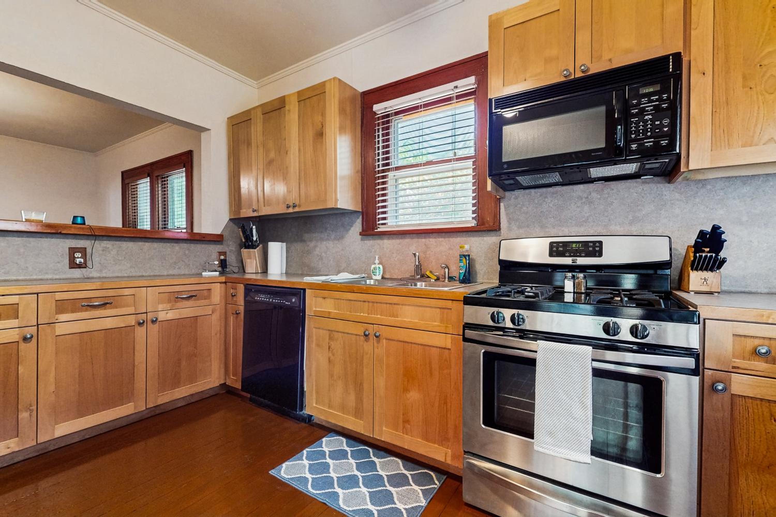 3BR Charming Home with Porch, in the Downtown Buda