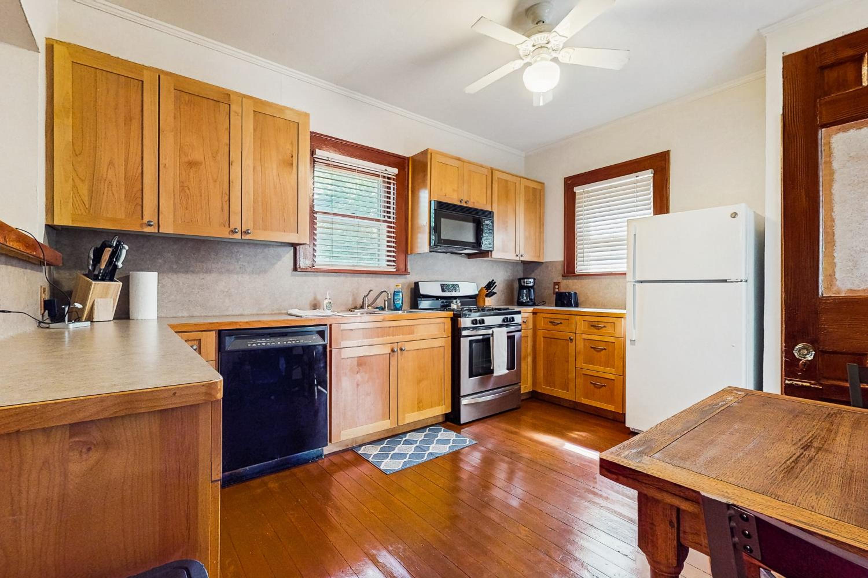 3BR Charming Home with Porch, in the Downtown Buda