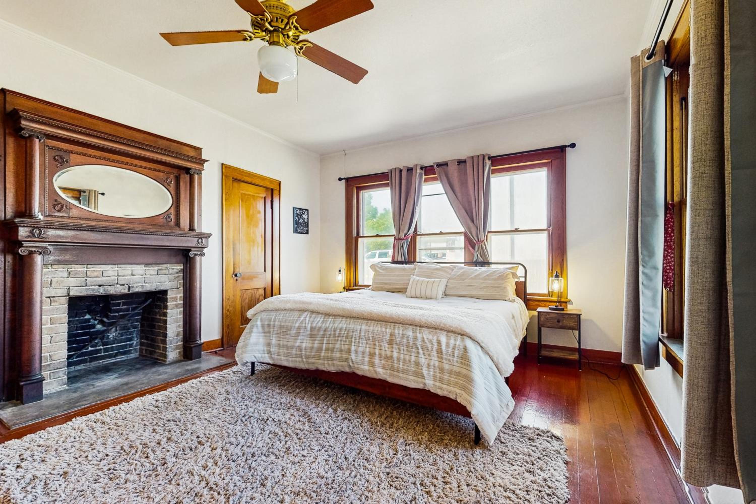 3BR Charming Home with Porch, in the Downtown Buda