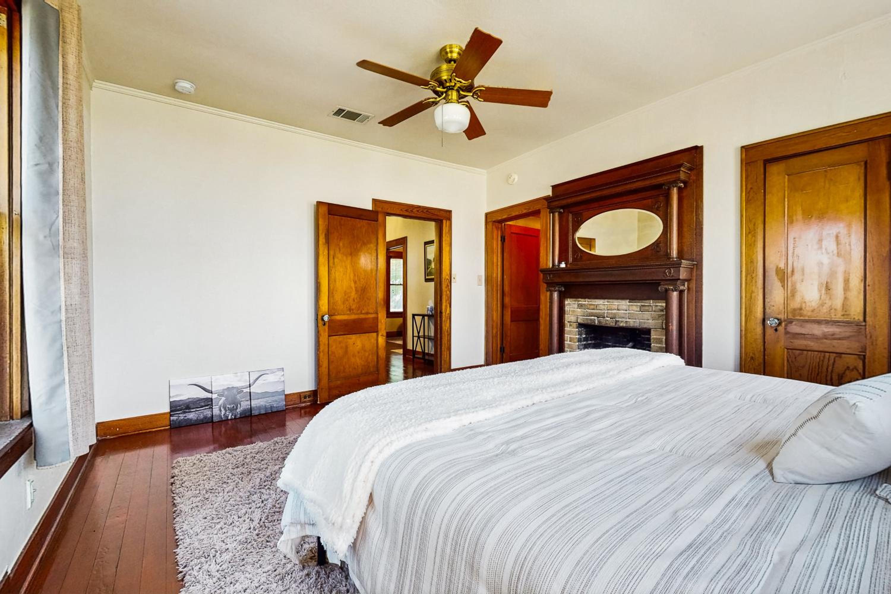 3BR Charming Home with Porch, in the Downtown Buda