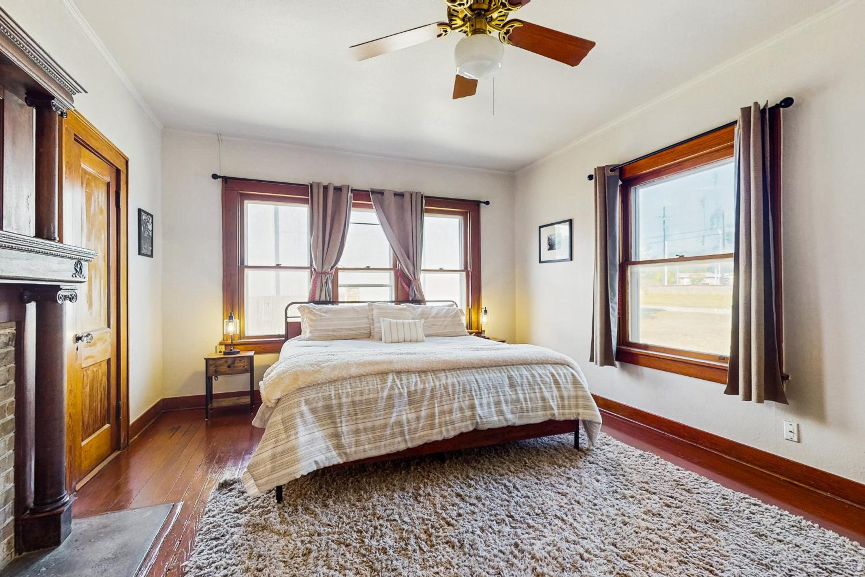 3BR Charming Home with Porch, in the Downtown Buda