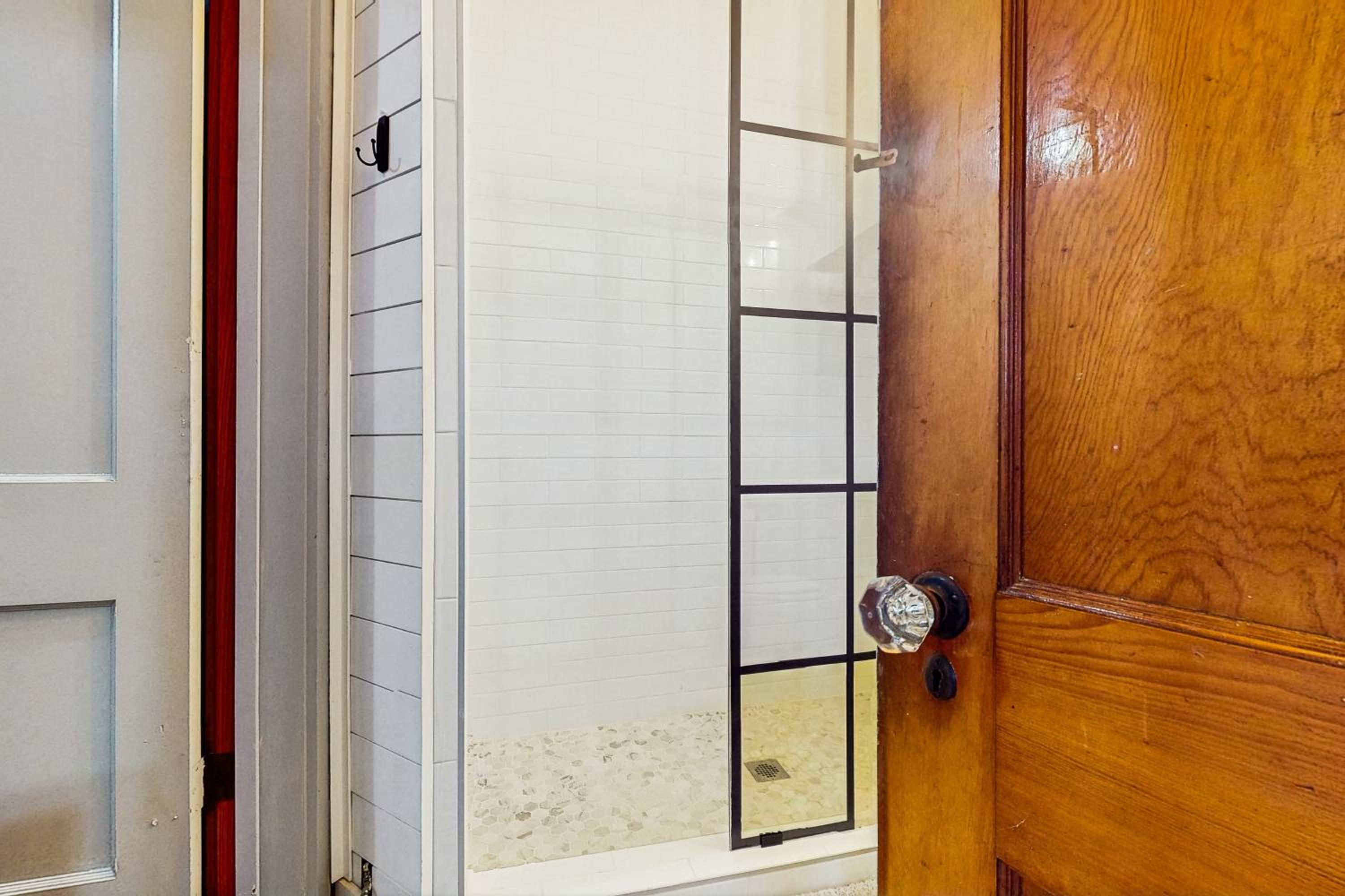 3BR Charming Home with Porch, in the Downtown Buda