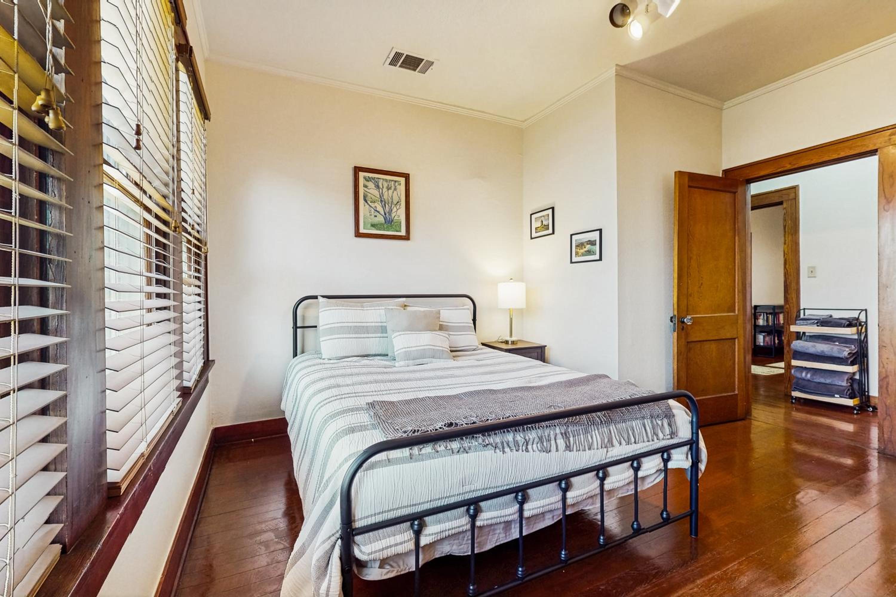 3BR Charming Home with Porch, in the Downtown Buda