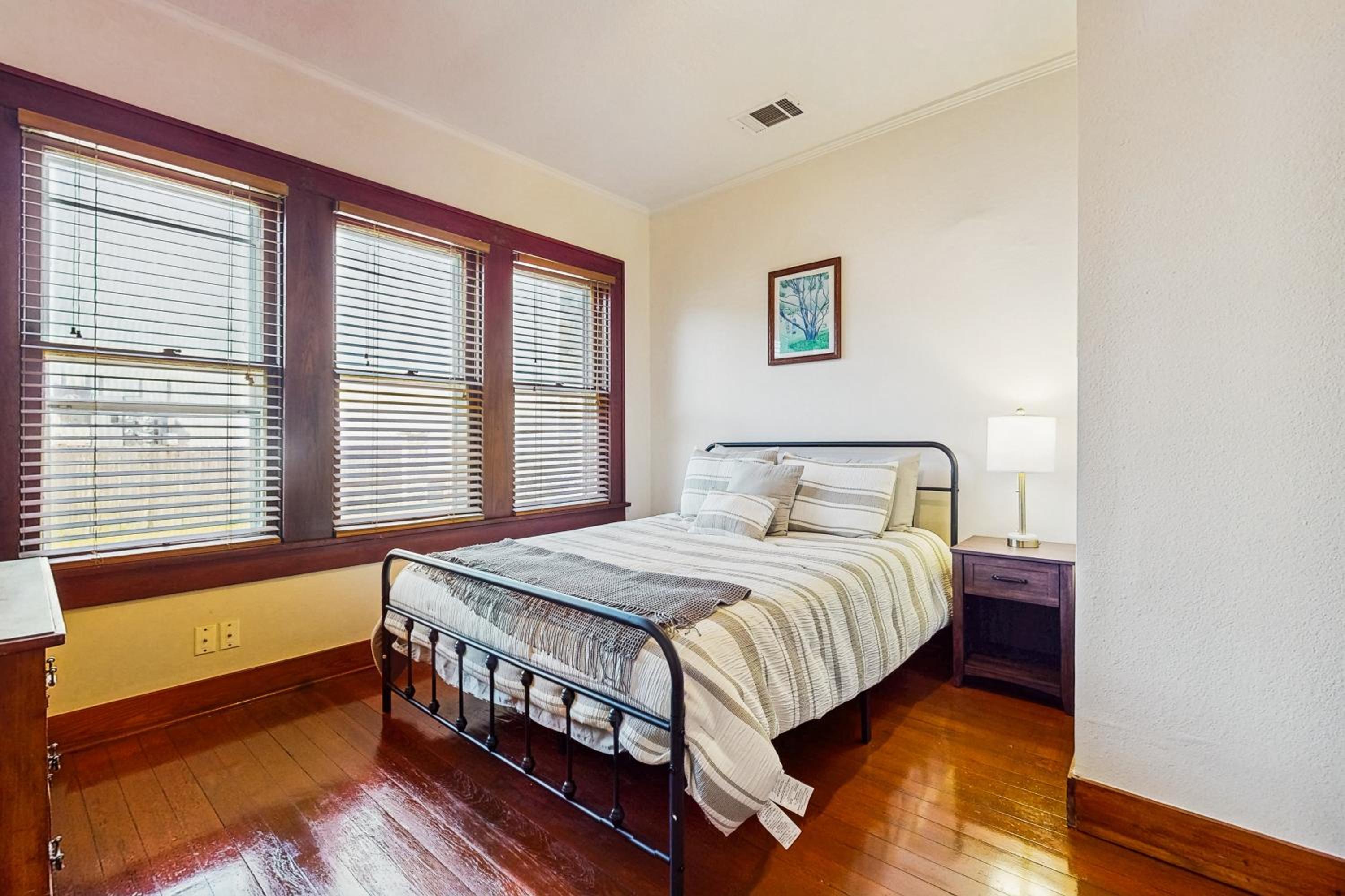 3BR Charming Home with Porch, in the Downtown Buda
