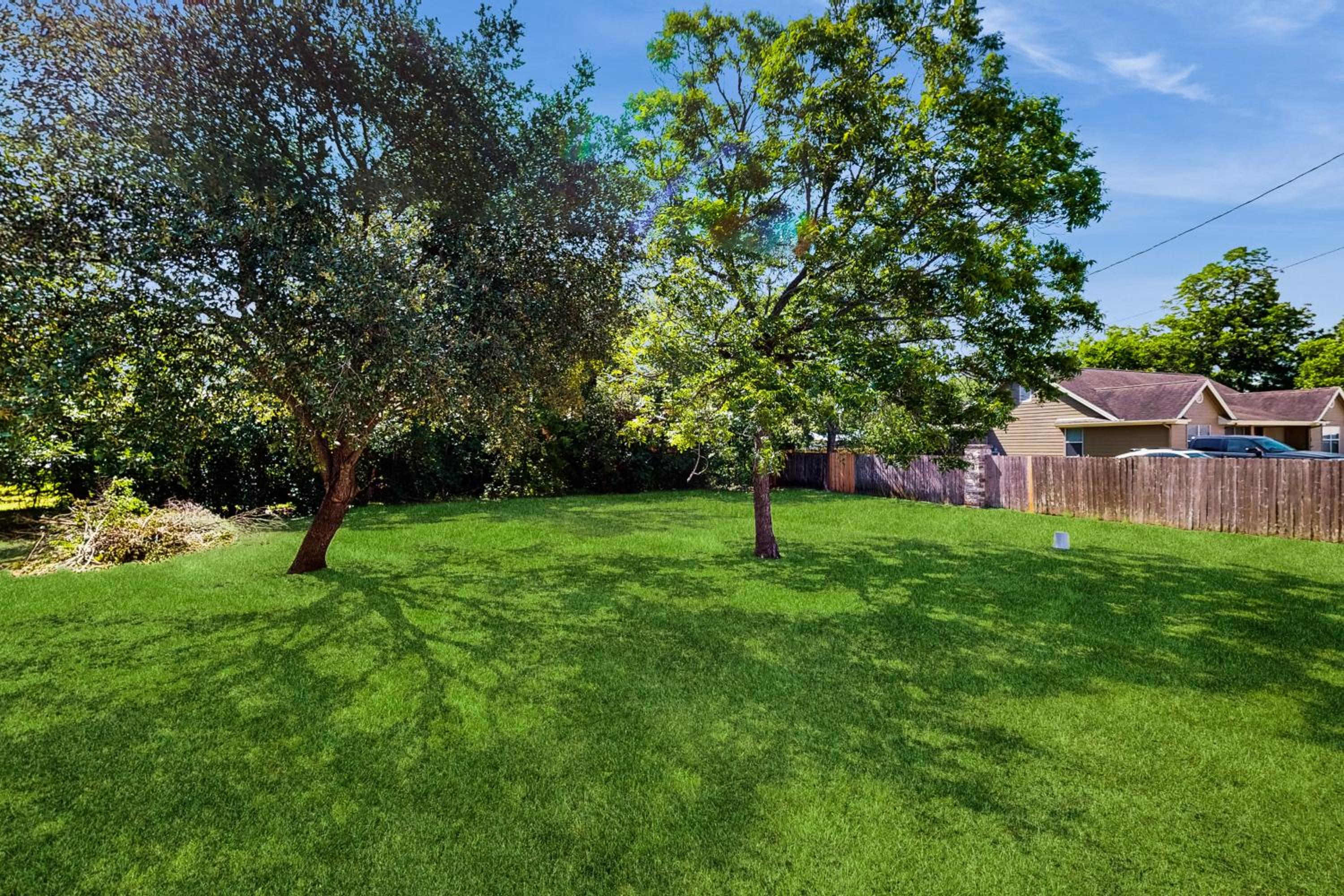 3BR Charming Home with Porch, in the Downtown Buda