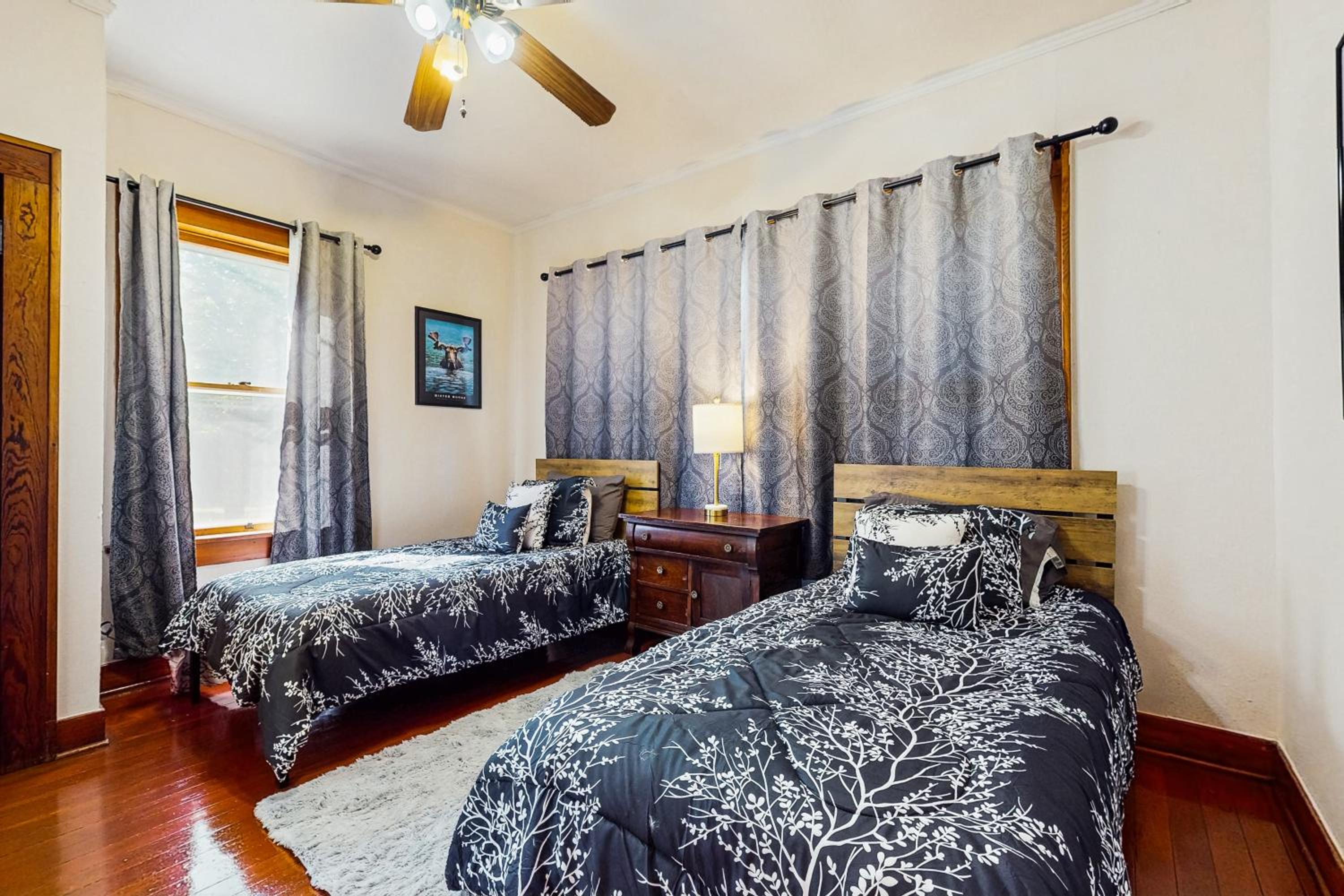 3BR Charming Home with Porch, in the Downtown Buda