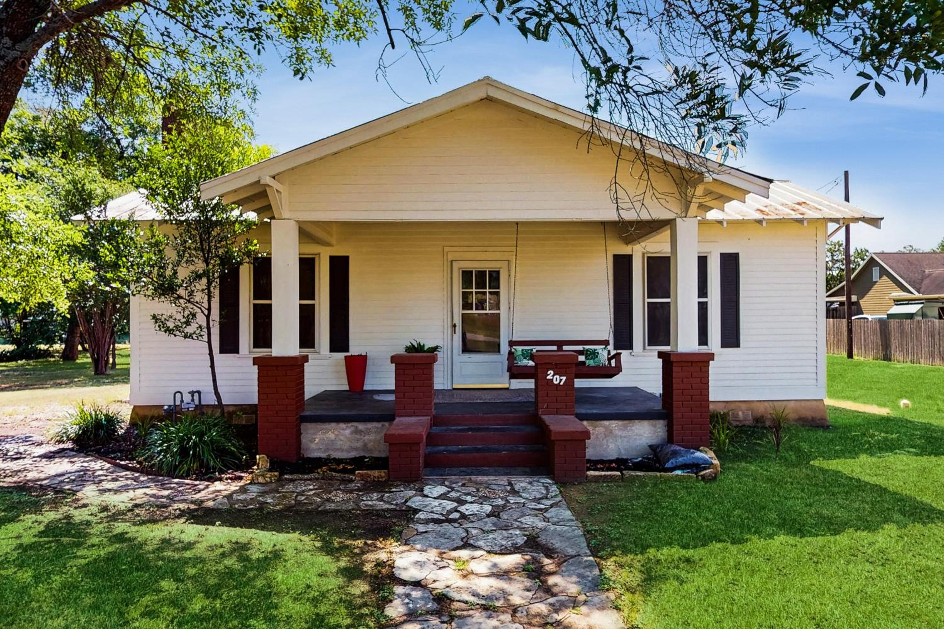 3BR Charming Home with Porch, in the Downtown Buda