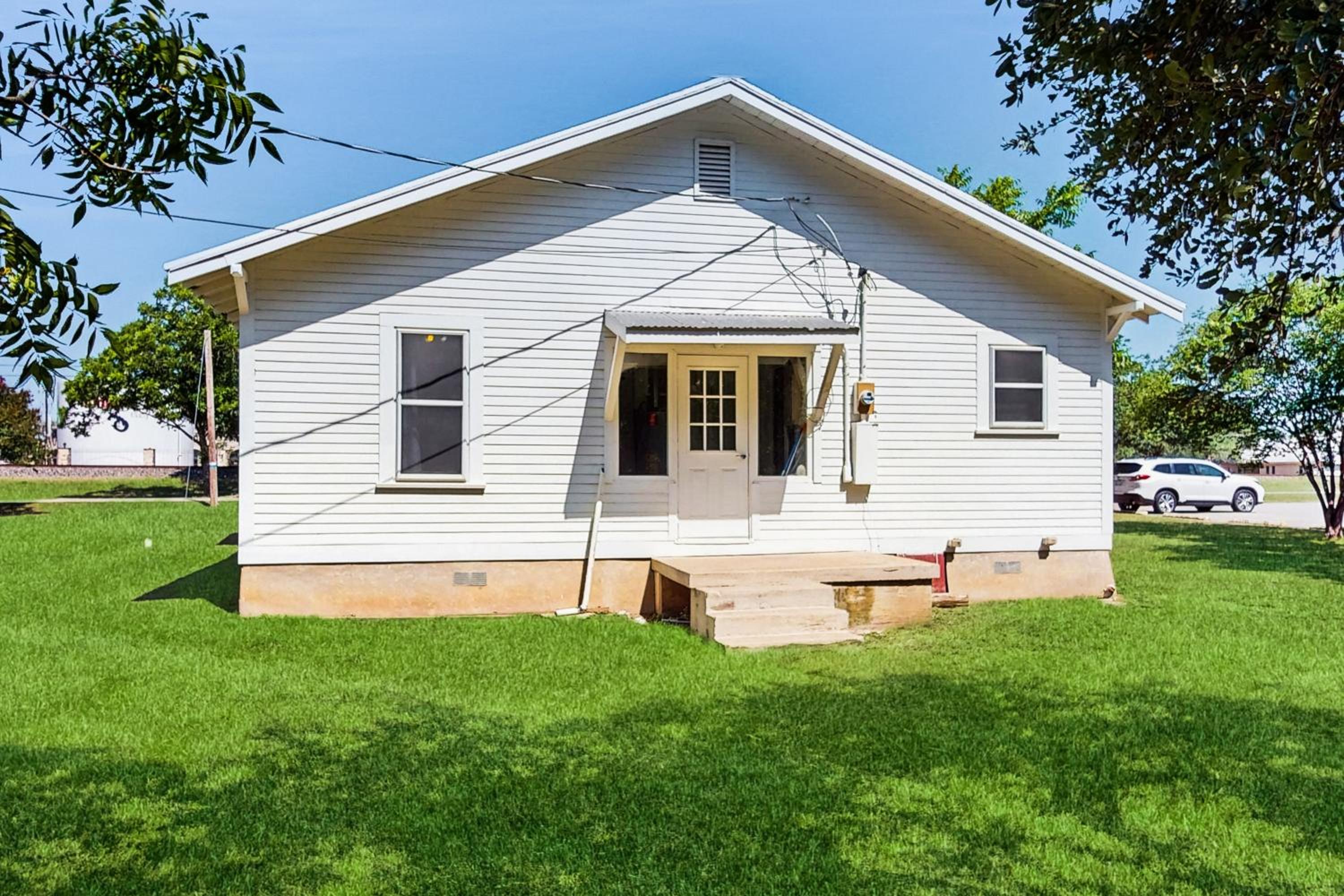 3BR Charming Home with Porch, in the Downtown Buda