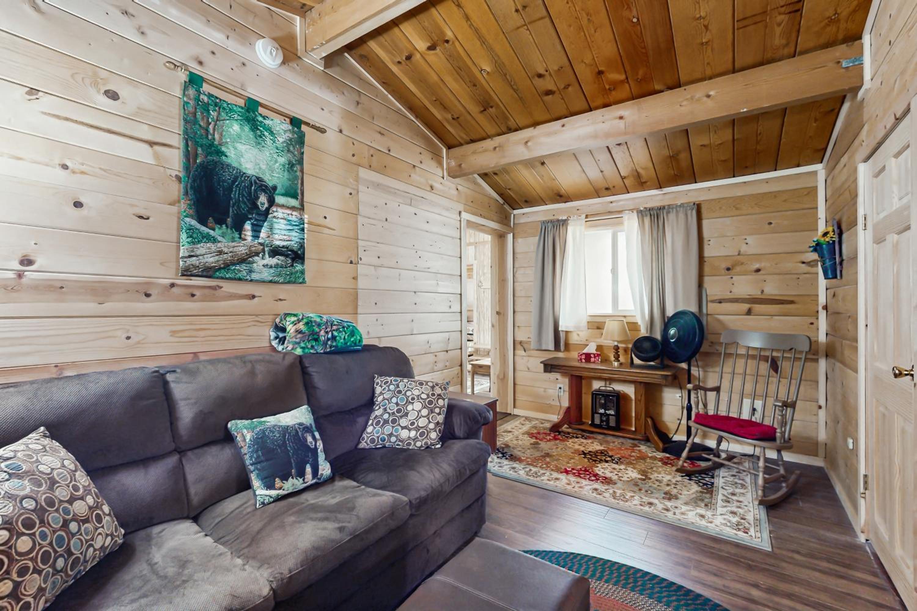 7 Mi to Ski Resorts Dog-Friendly Sugarloaf Cabin