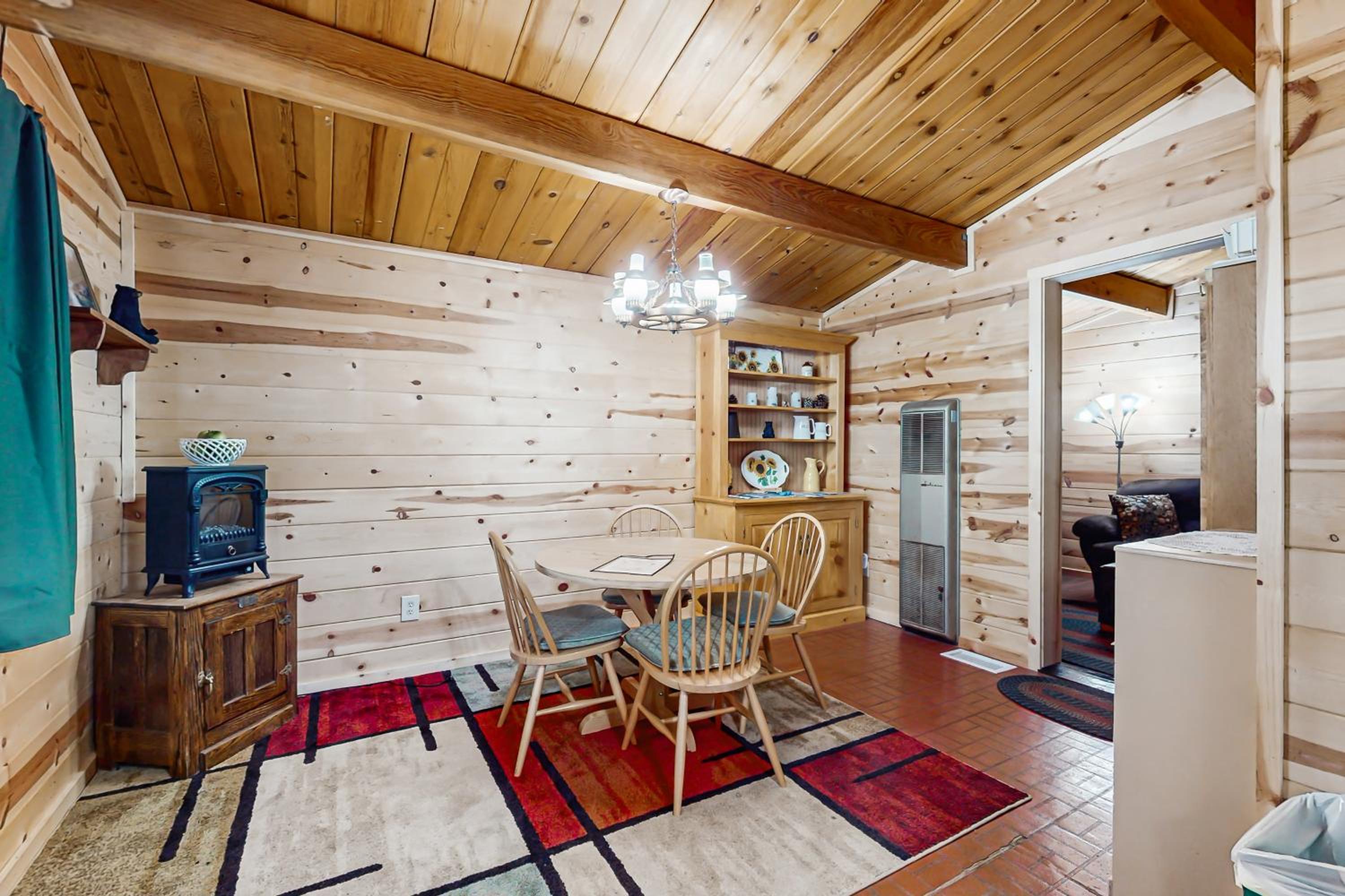 7 Mi to Ski Resorts Dog-Friendly Sugarloaf Cabin