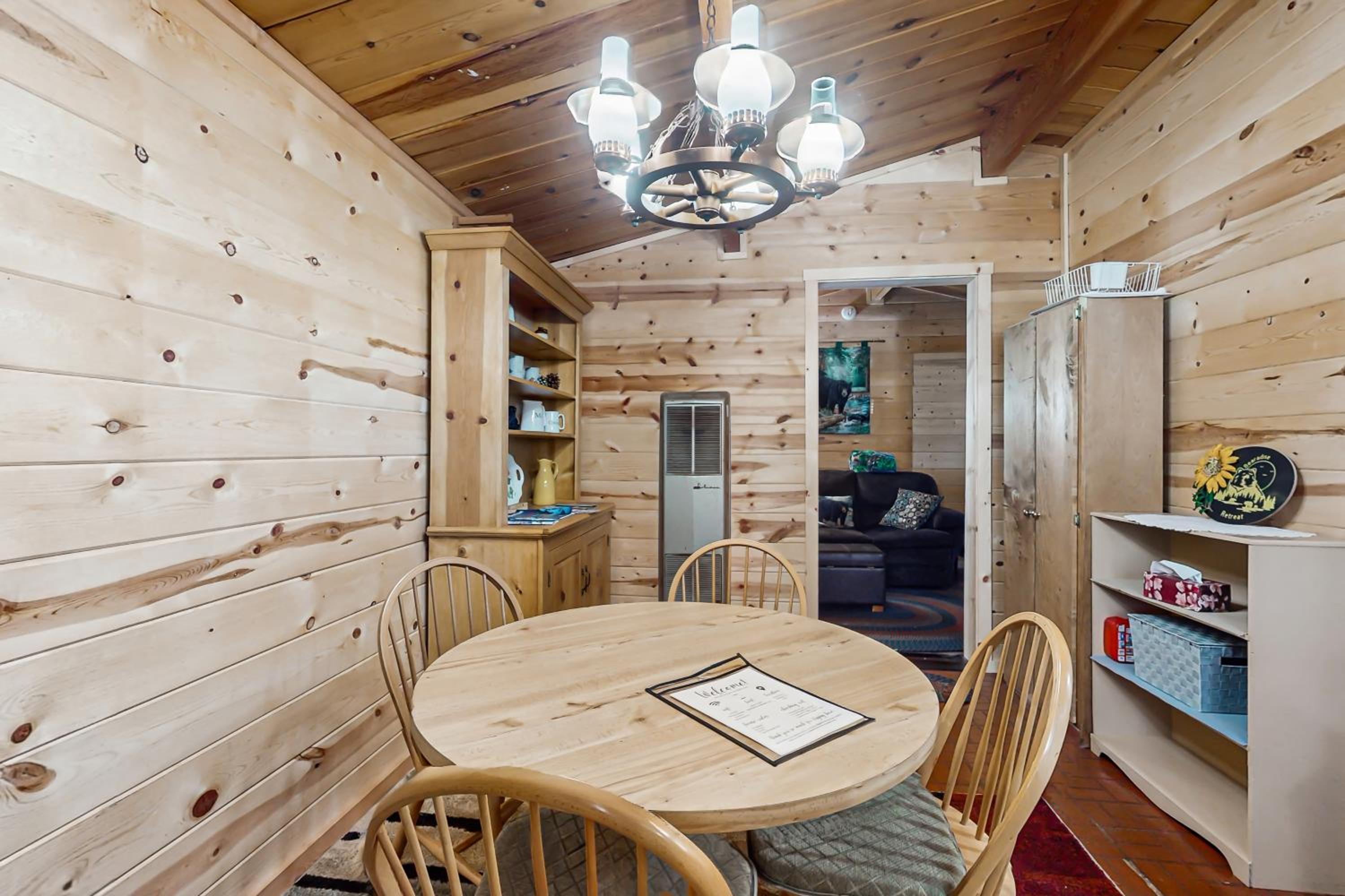 7 Mi to Ski Resorts Dog-Friendly Sugarloaf Cabin