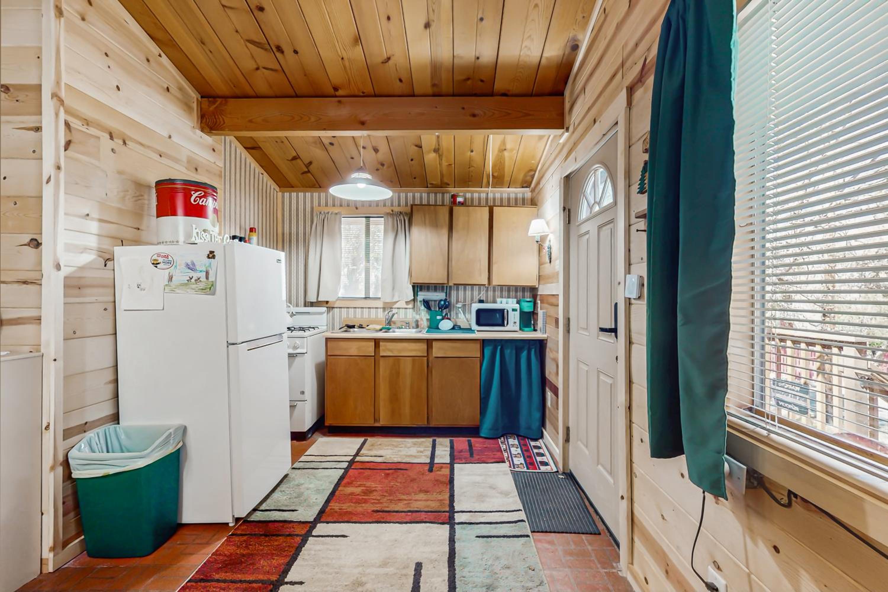 7 Mi to Ski Resorts Dog-Friendly Sugarloaf Cabin