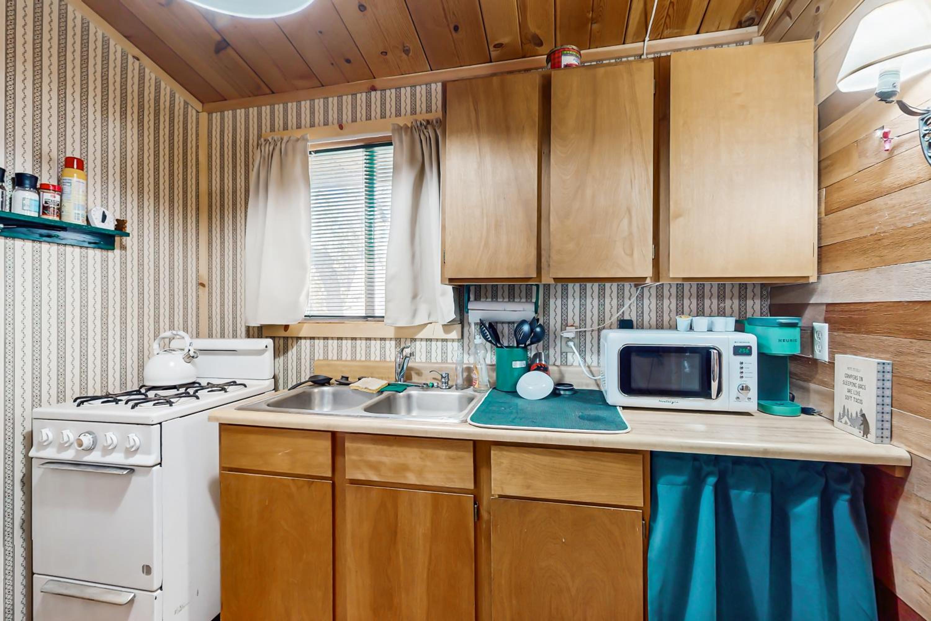 7 Mi to Ski Resorts Dog-Friendly Sugarloaf Cabin