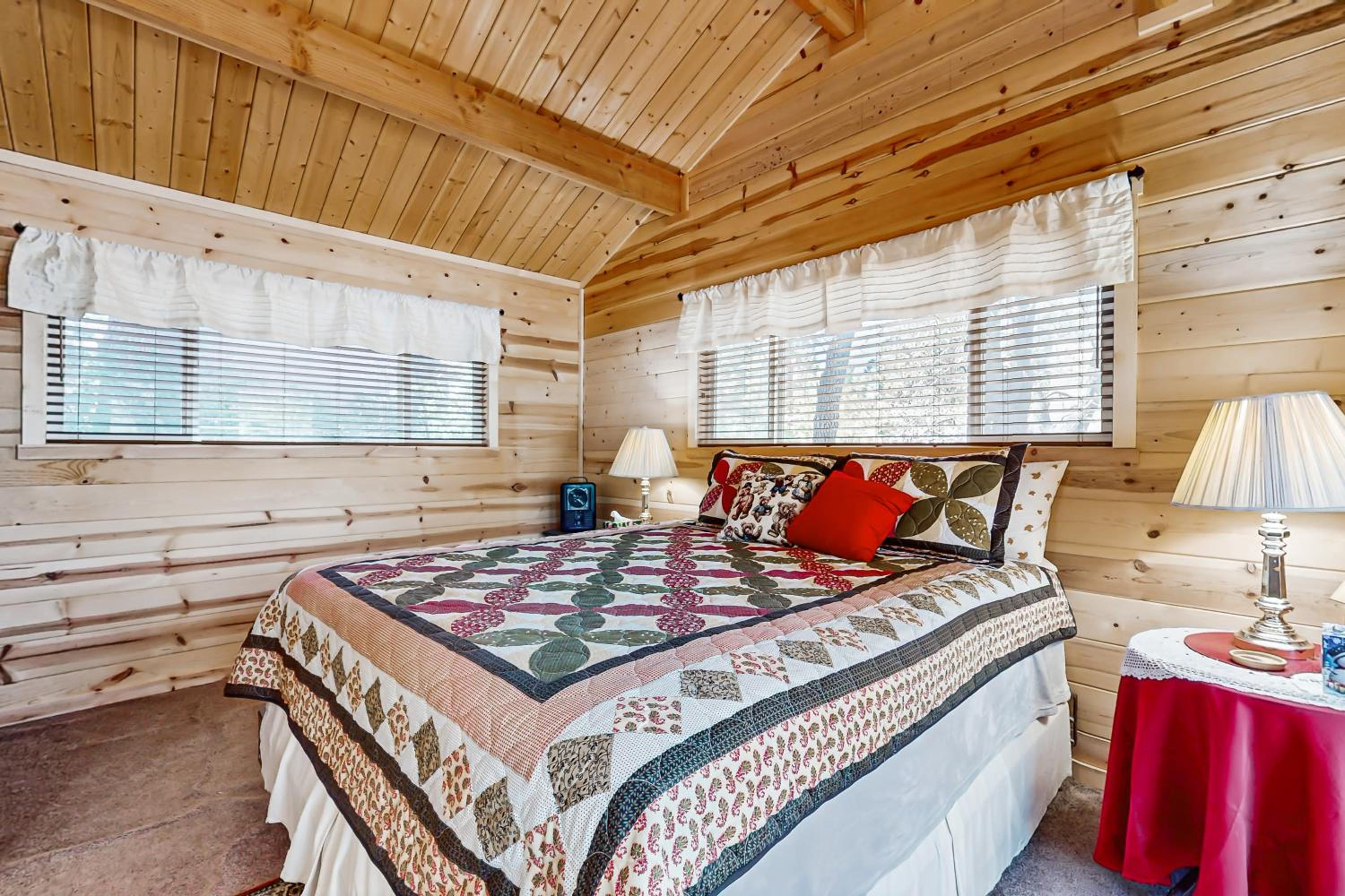 7 Mi to Ski Resorts Dog-Friendly Sugarloaf Cabin