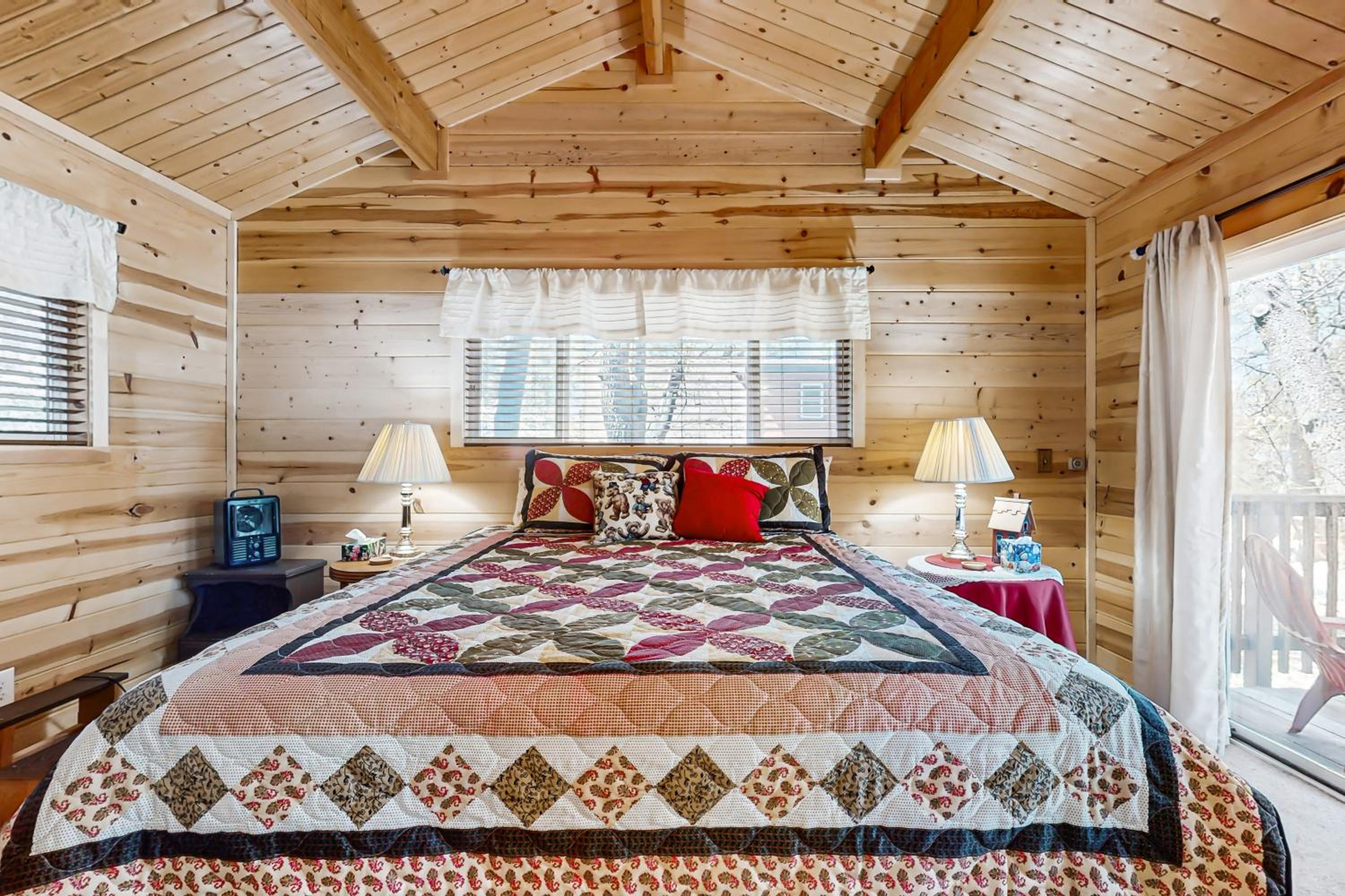 7 Mi to Ski Resorts Dog-Friendly Sugarloaf Cabin