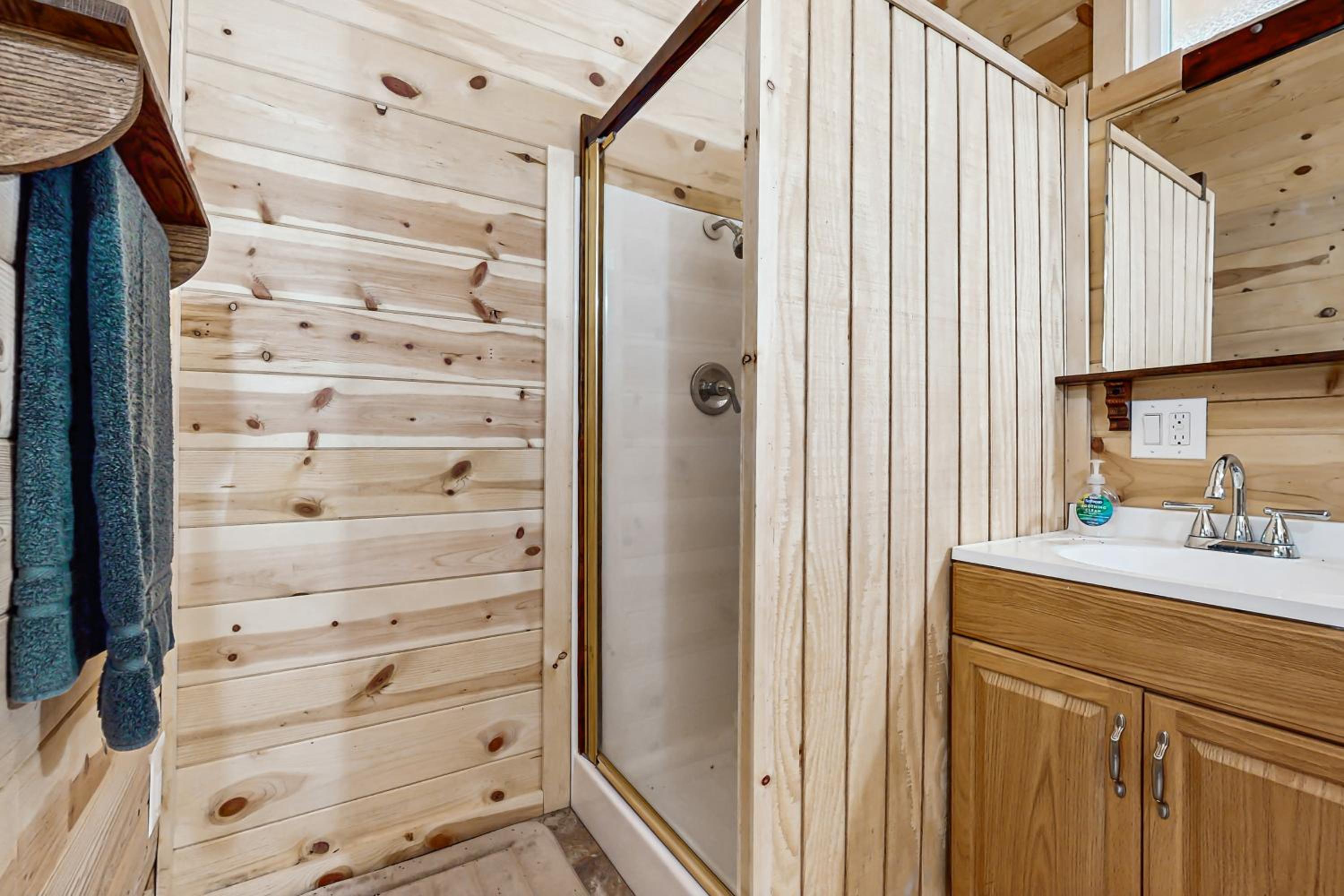 7 Mi to Ski Resorts Dog-Friendly Sugarloaf Cabin