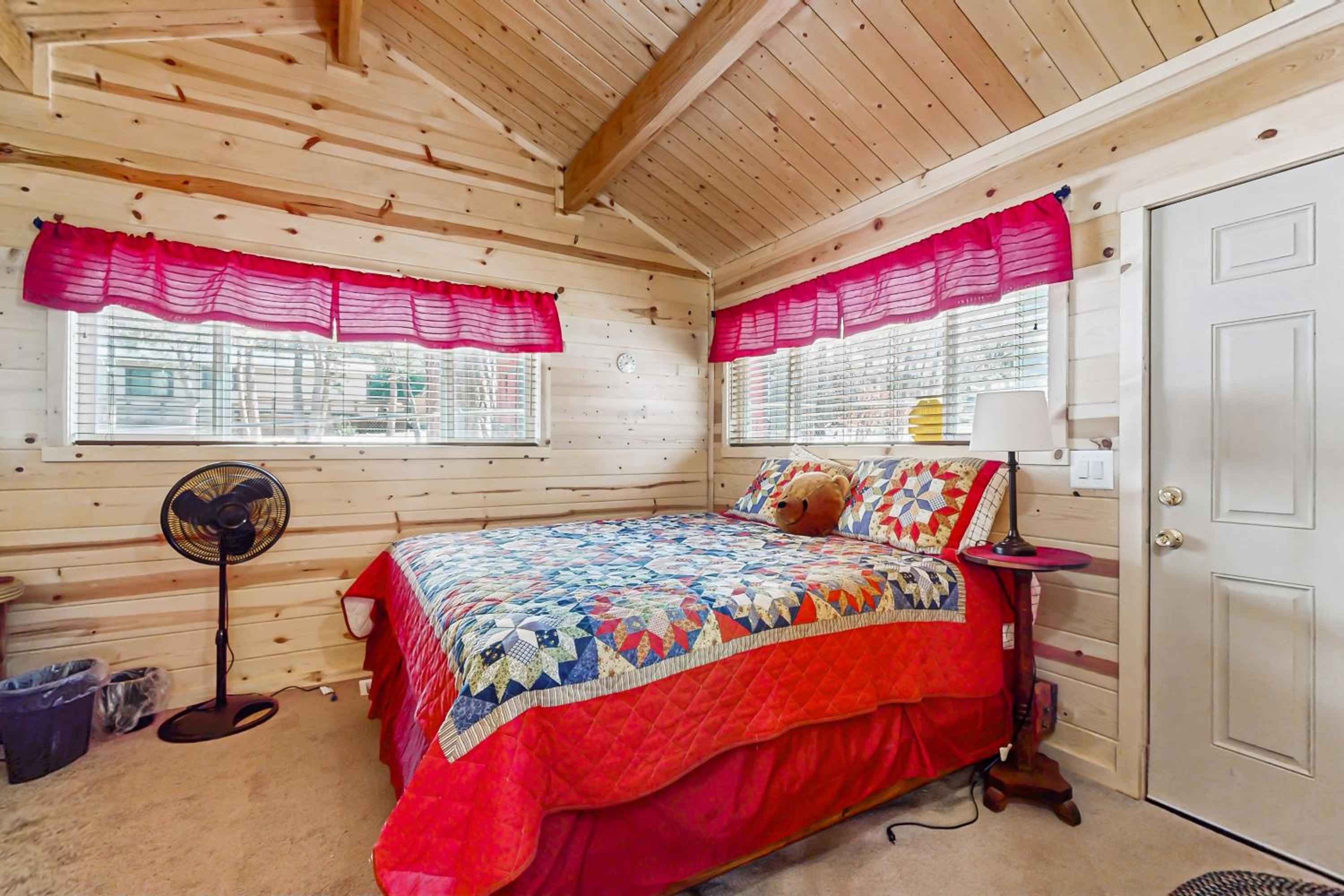 7 Mi to Ski Resorts Dog-Friendly Sugarloaf Cabin