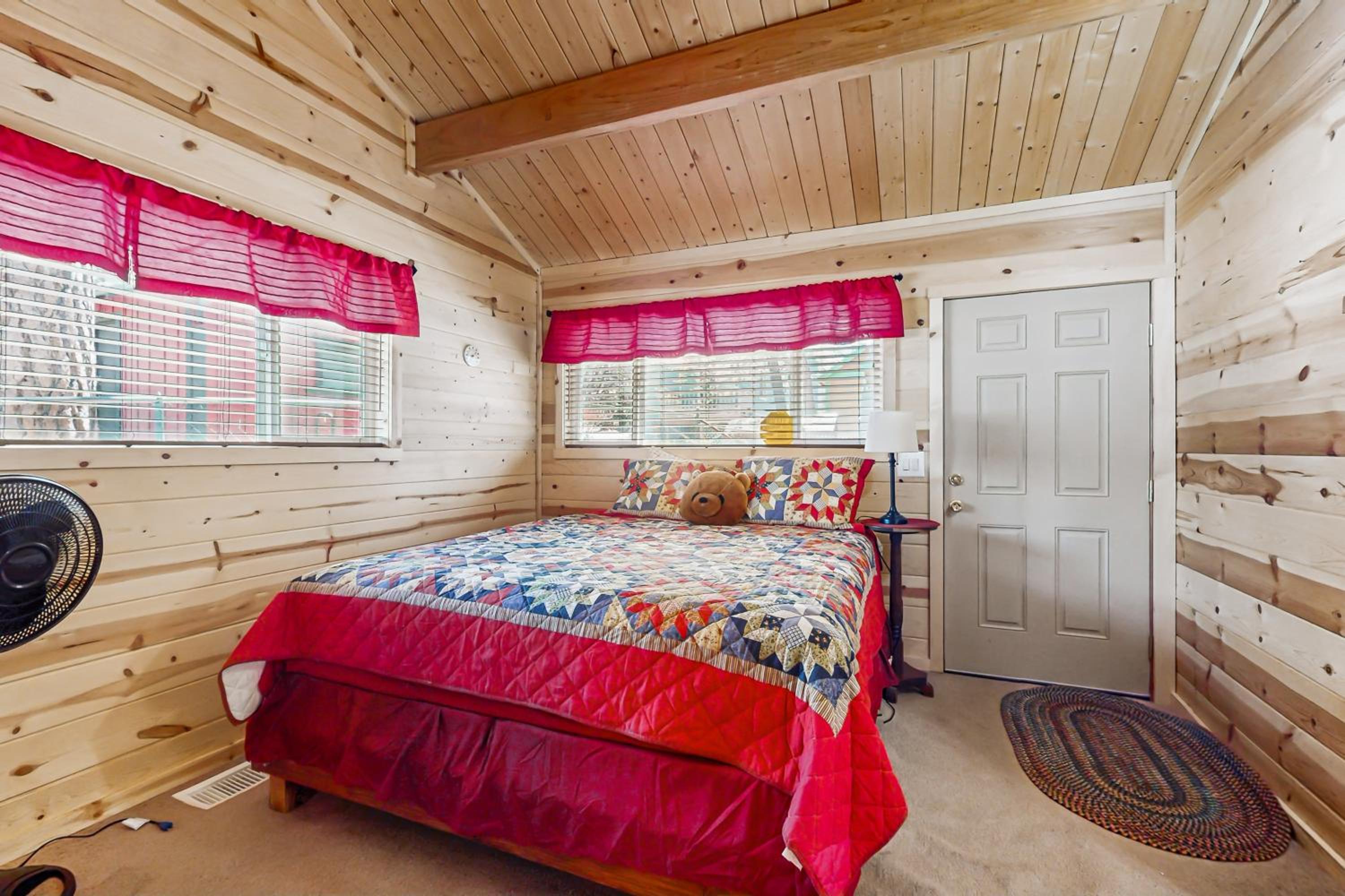 7 Mi to Ski Resorts Dog-Friendly Sugarloaf Cabin