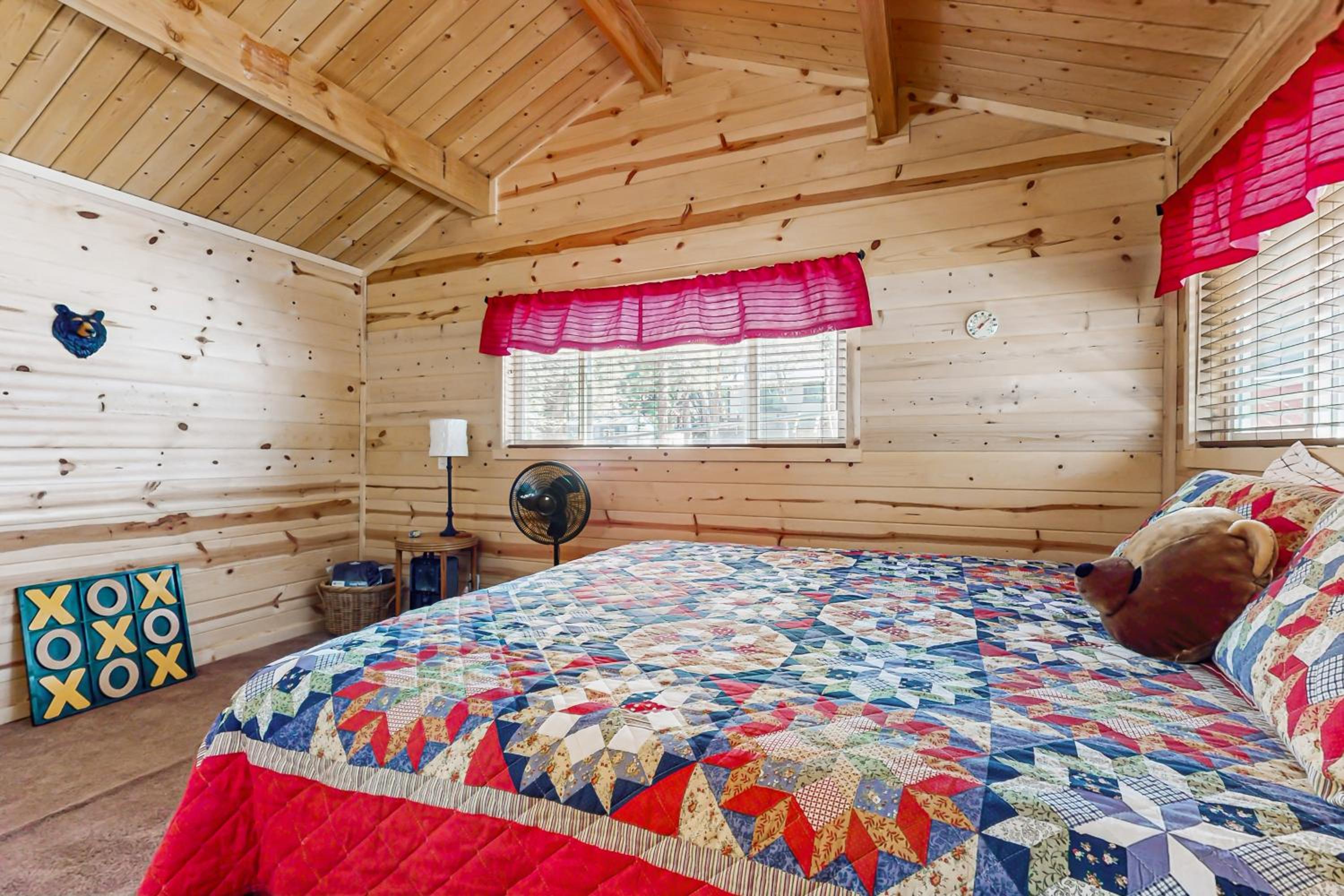 7 Mi to Ski Resorts Dog-Friendly Sugarloaf Cabin