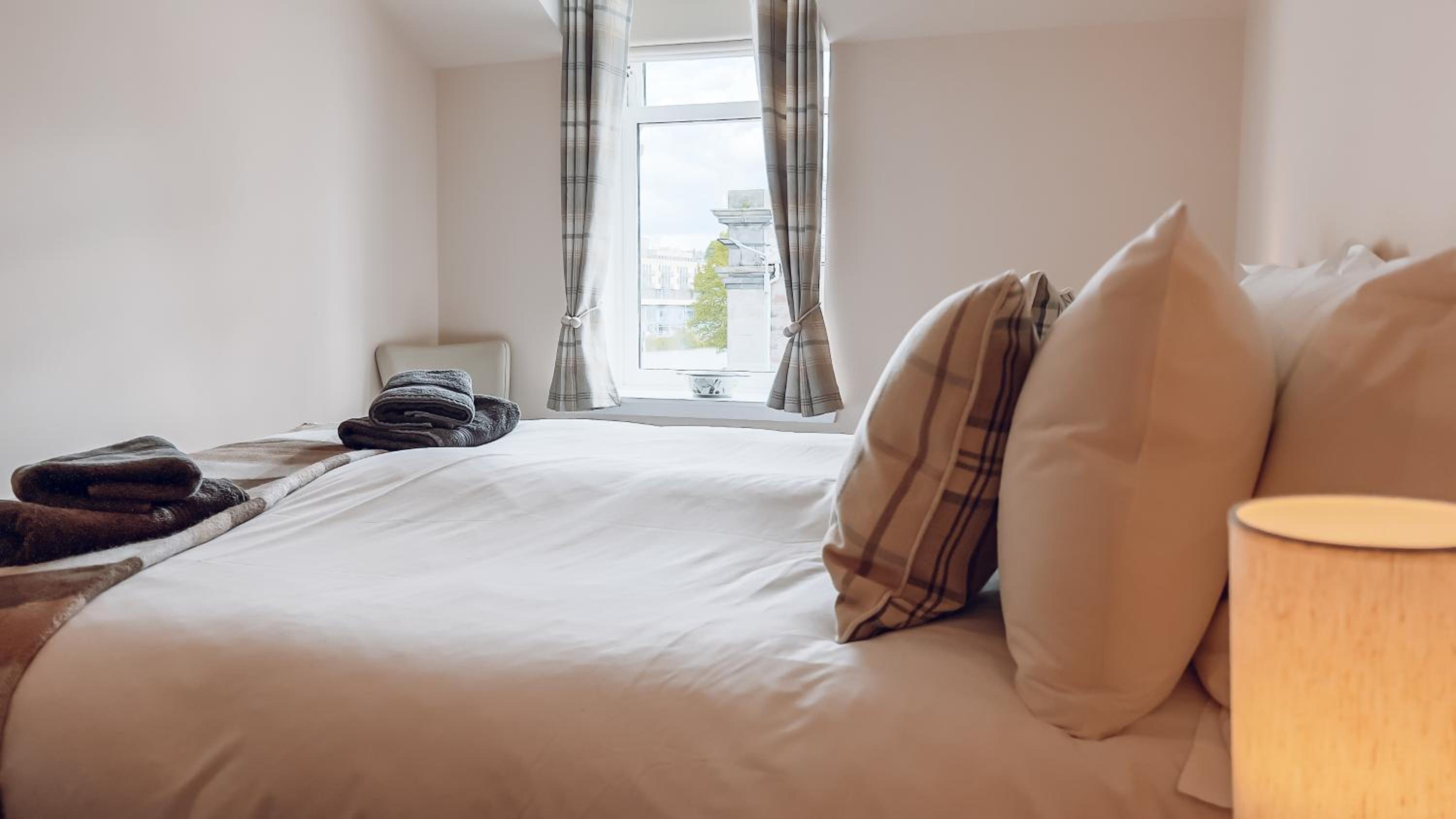 River-View Loft, sleeps 4, with parking