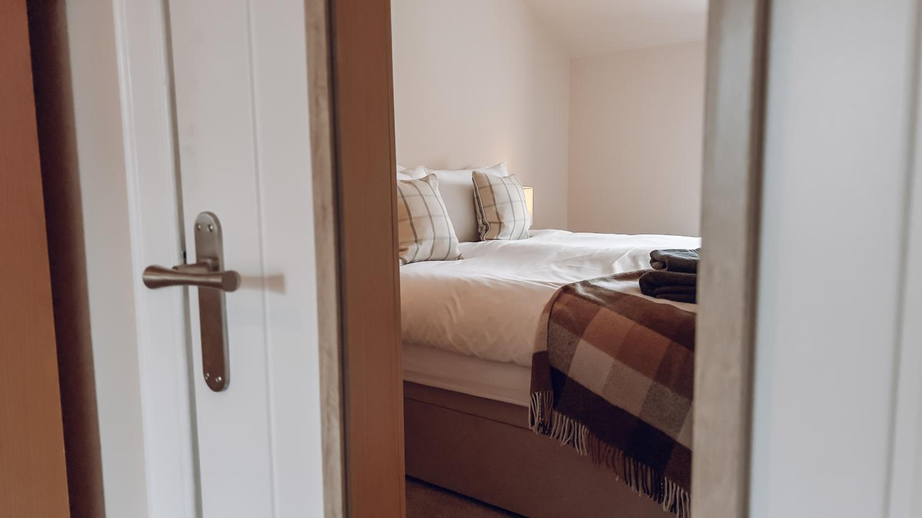 River-View Loft, sleeps 4, with parking