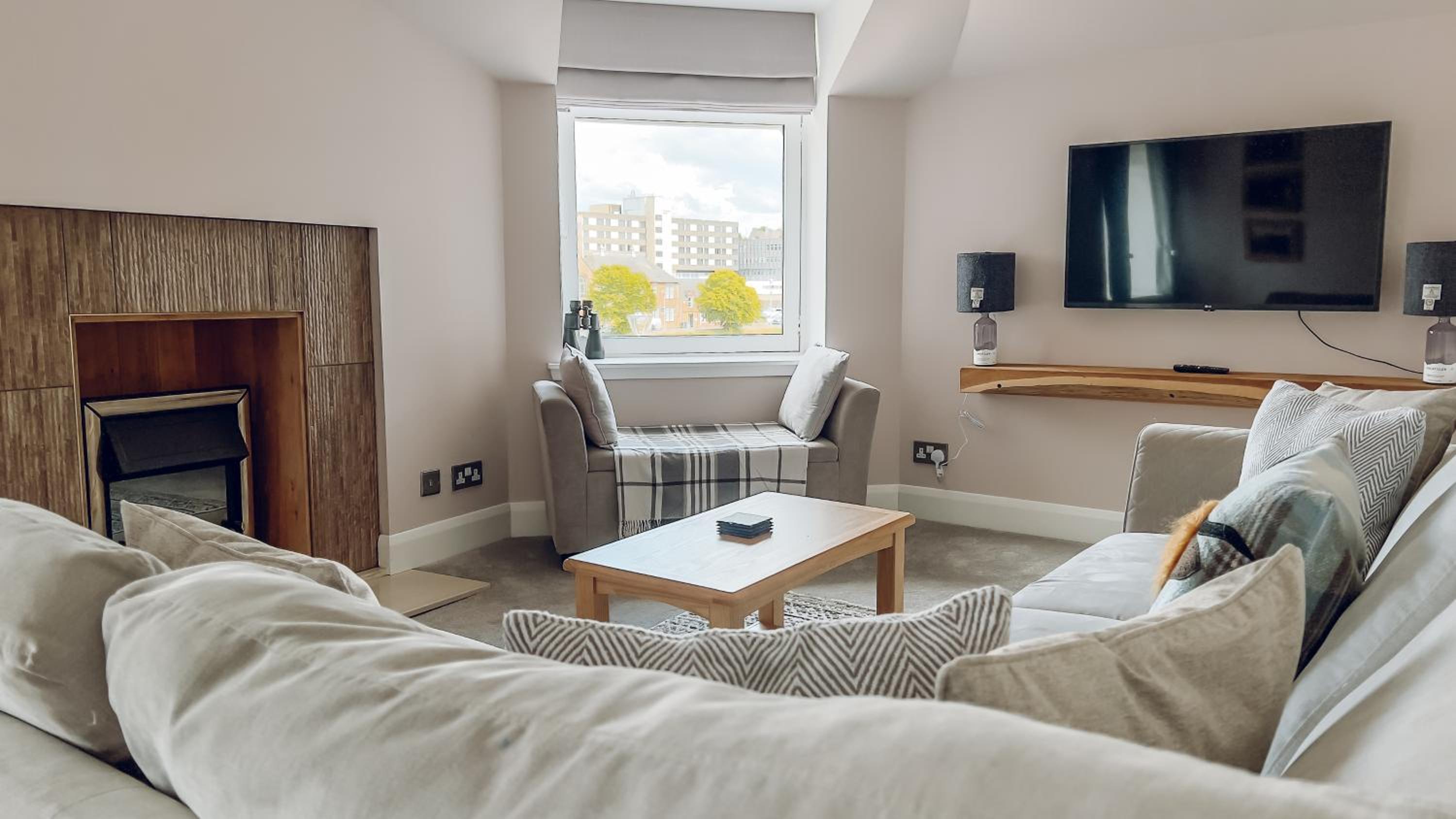 River-View Loft, sleeps 4, with parking