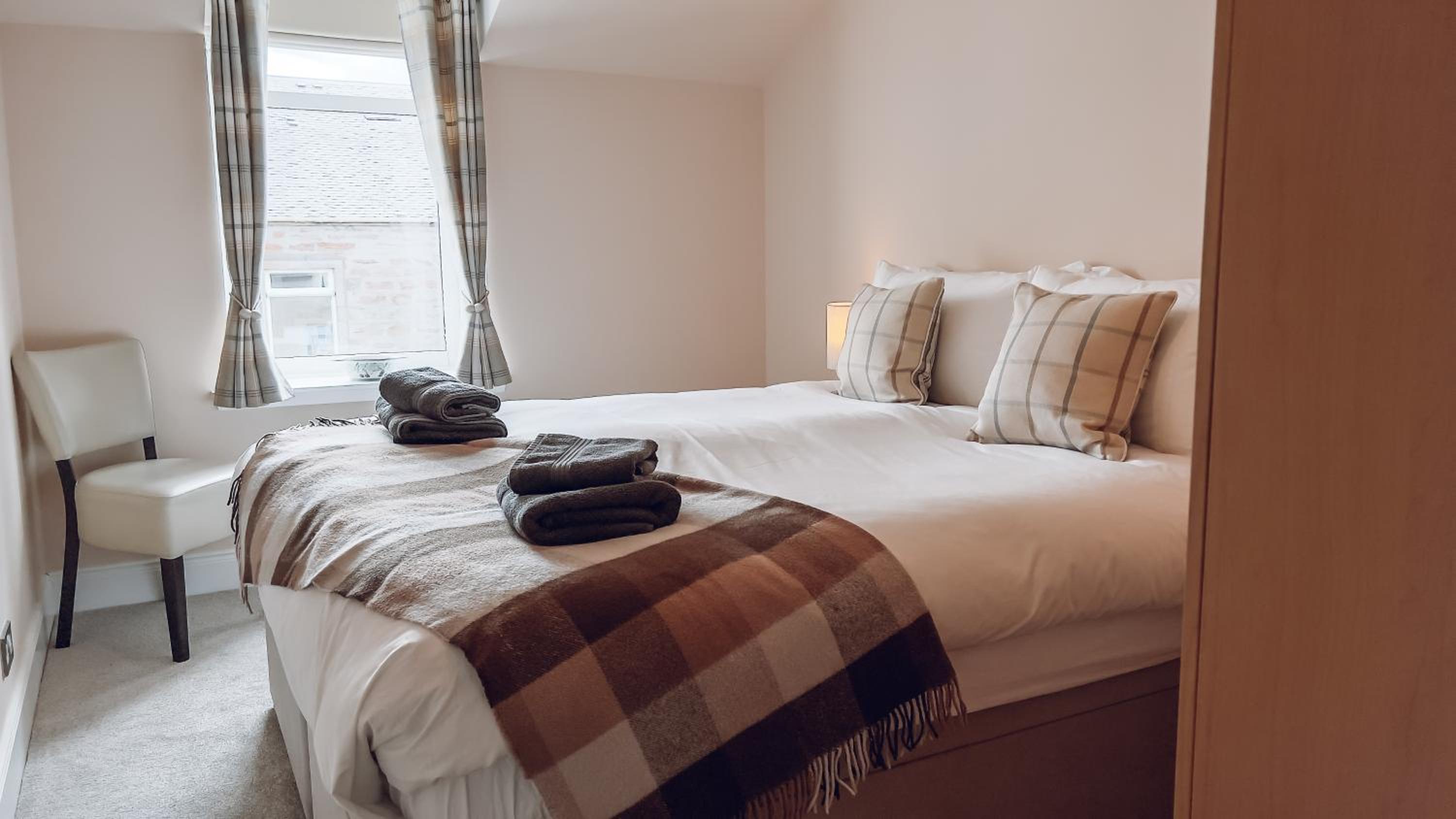 River-View Loft, sleeps 4, with parking
