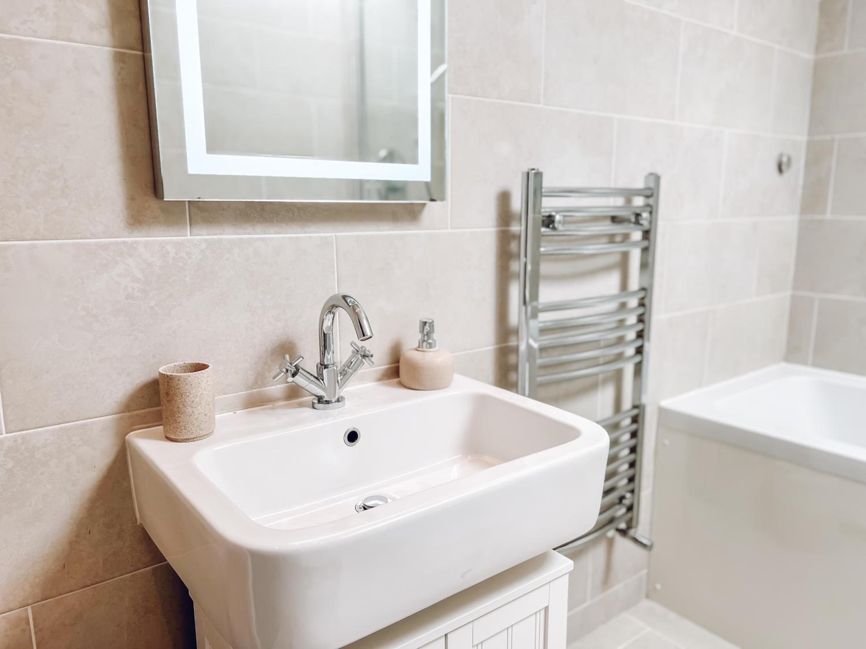 River-View Loft, sleeps 4, with parking