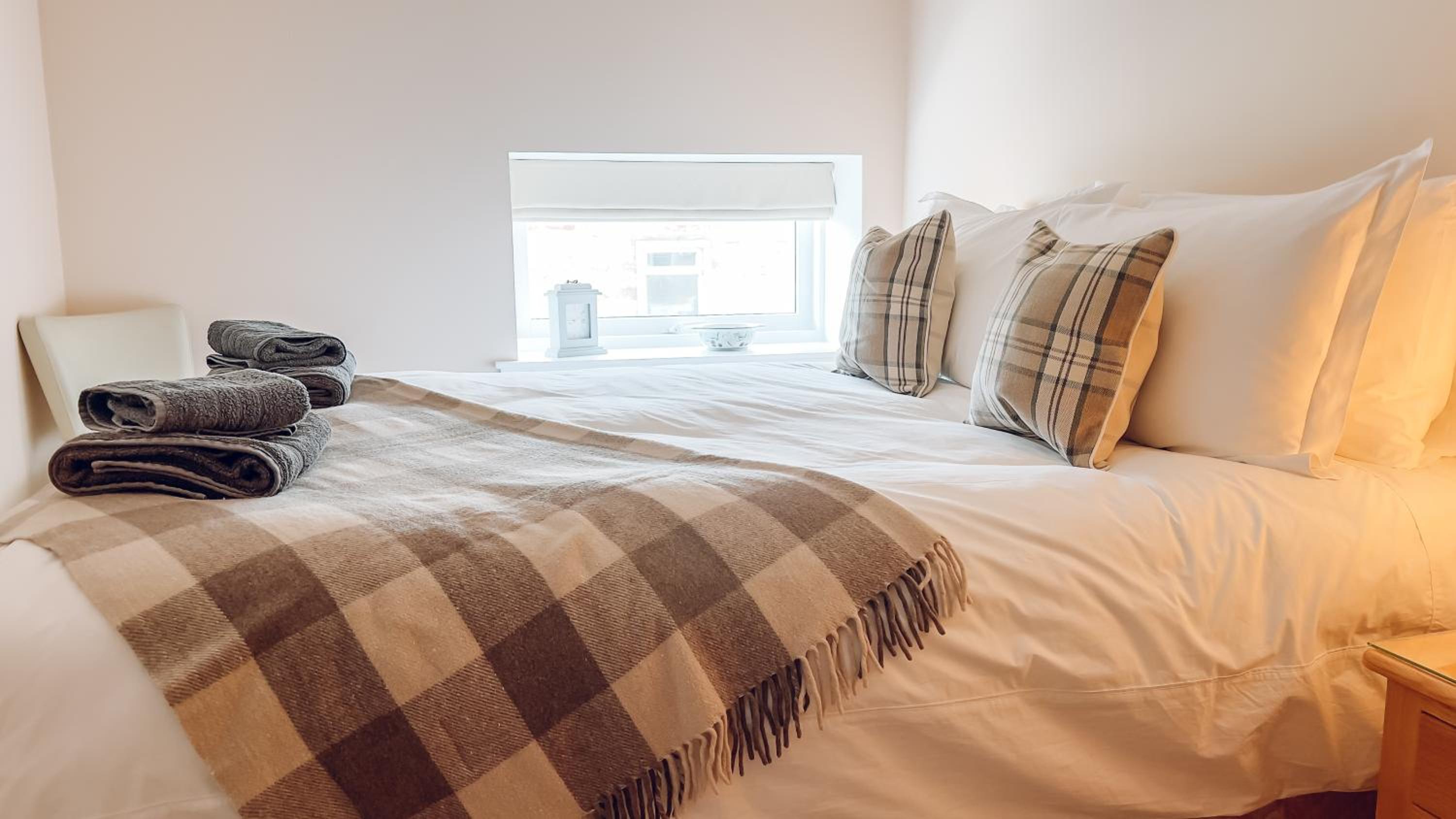River-View Loft, sleeps 4, with parking