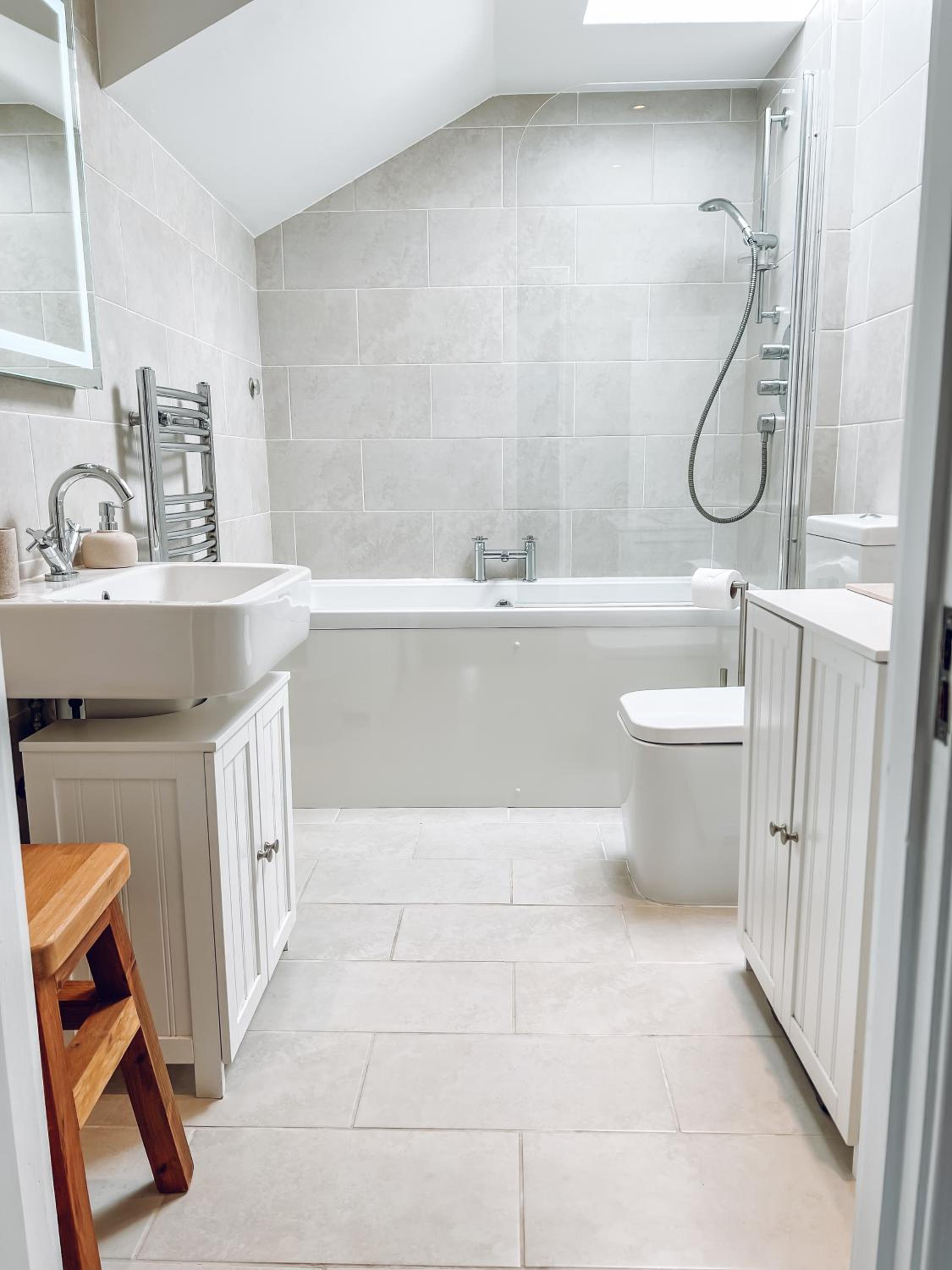 River-View Loft, sleeps 4, with parking