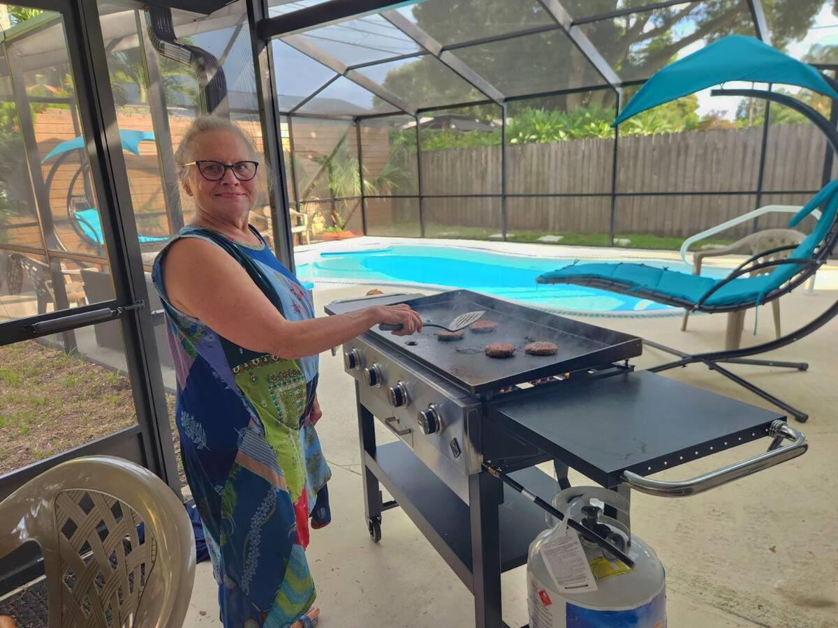 Largo, Fl Heated Pool 8 Beds 1 Mile to Beach Pets