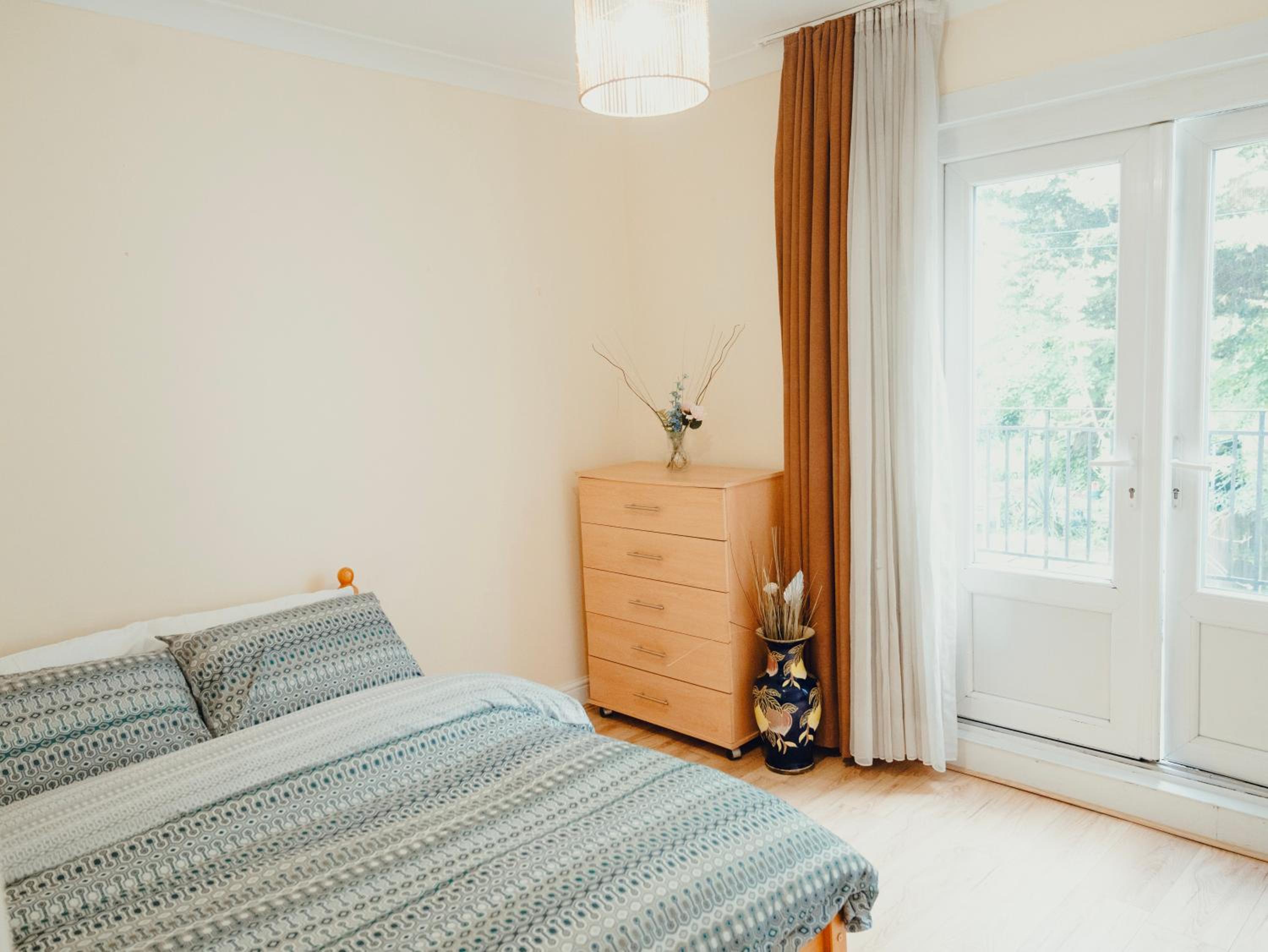3 bed Apartment London with Balcony & Workspace