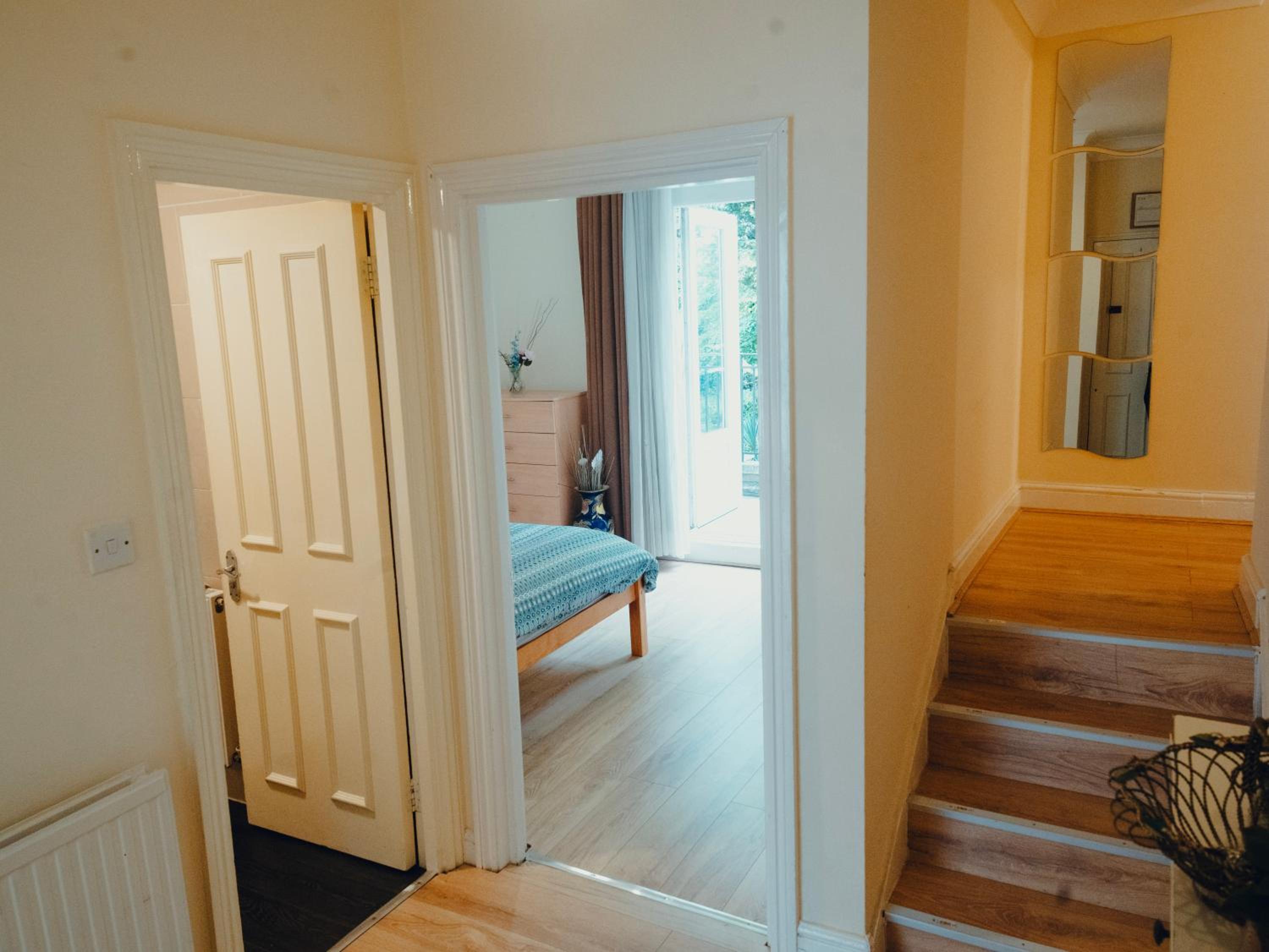 3 bed Apartment London with Balcony & Workspace