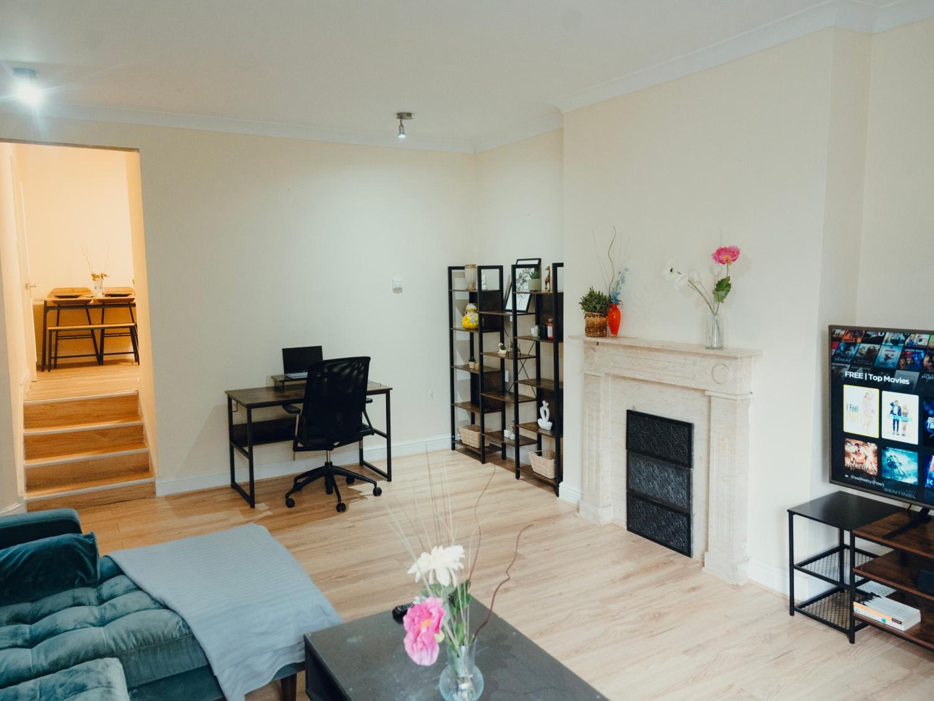 3 bed Apartment London with Balcony & Workspace