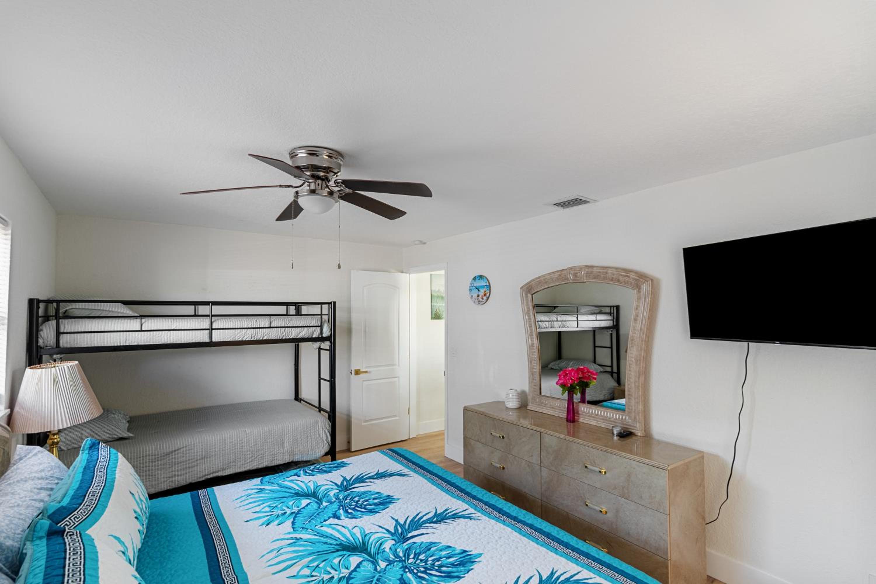Largo, Fl Heated Pool 8 Beds 1 Mile to Beach Pets