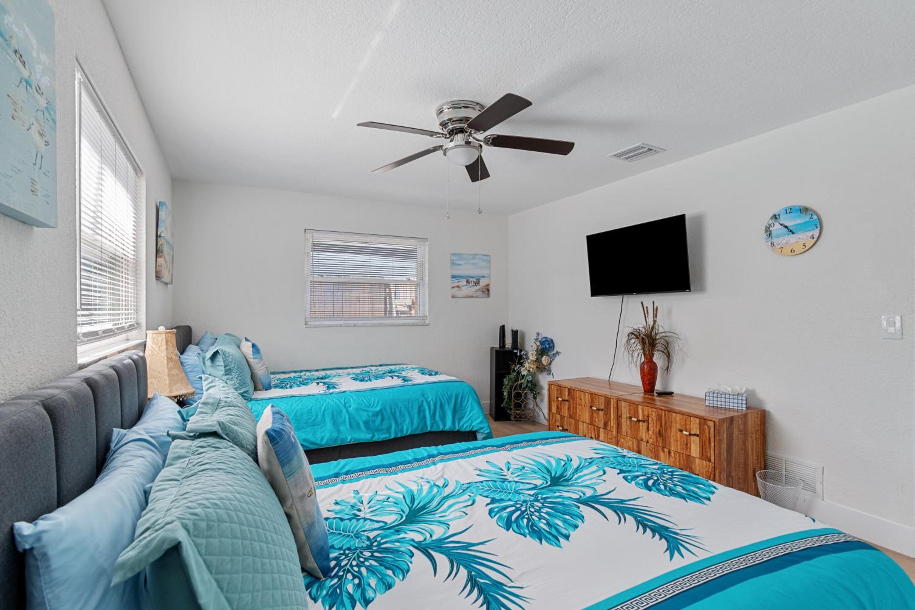Largo, Fl Heated Pool 8 Beds 1 Mile to Beach Pets