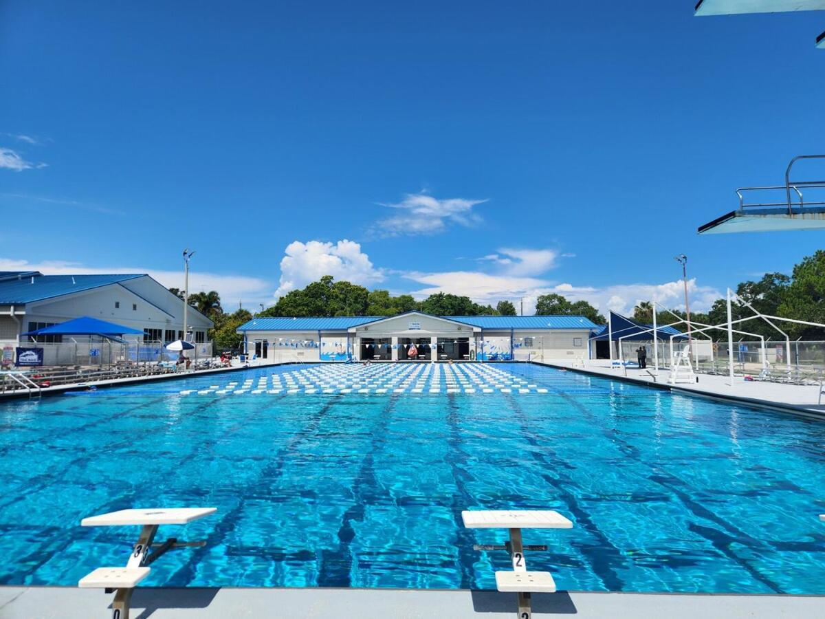 Largo, Fl Heated Pool 8 Beds 1 Mile to Beach Pets