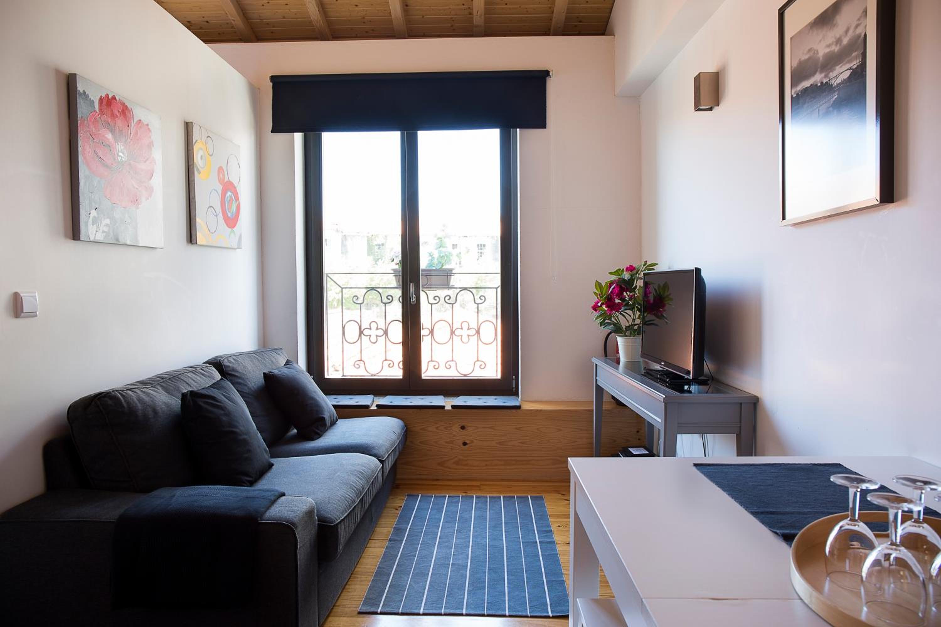Almada Apartments 468 view 4