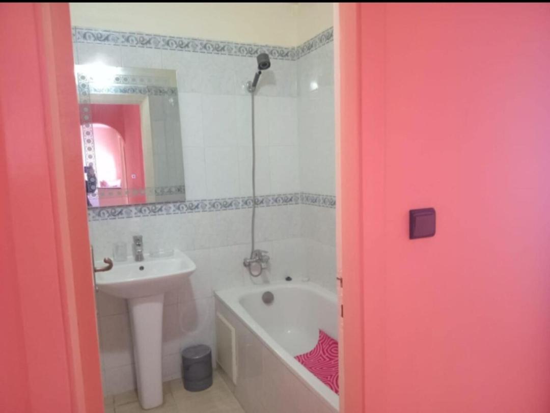Appartement confortable en face du complexe scolaire newton