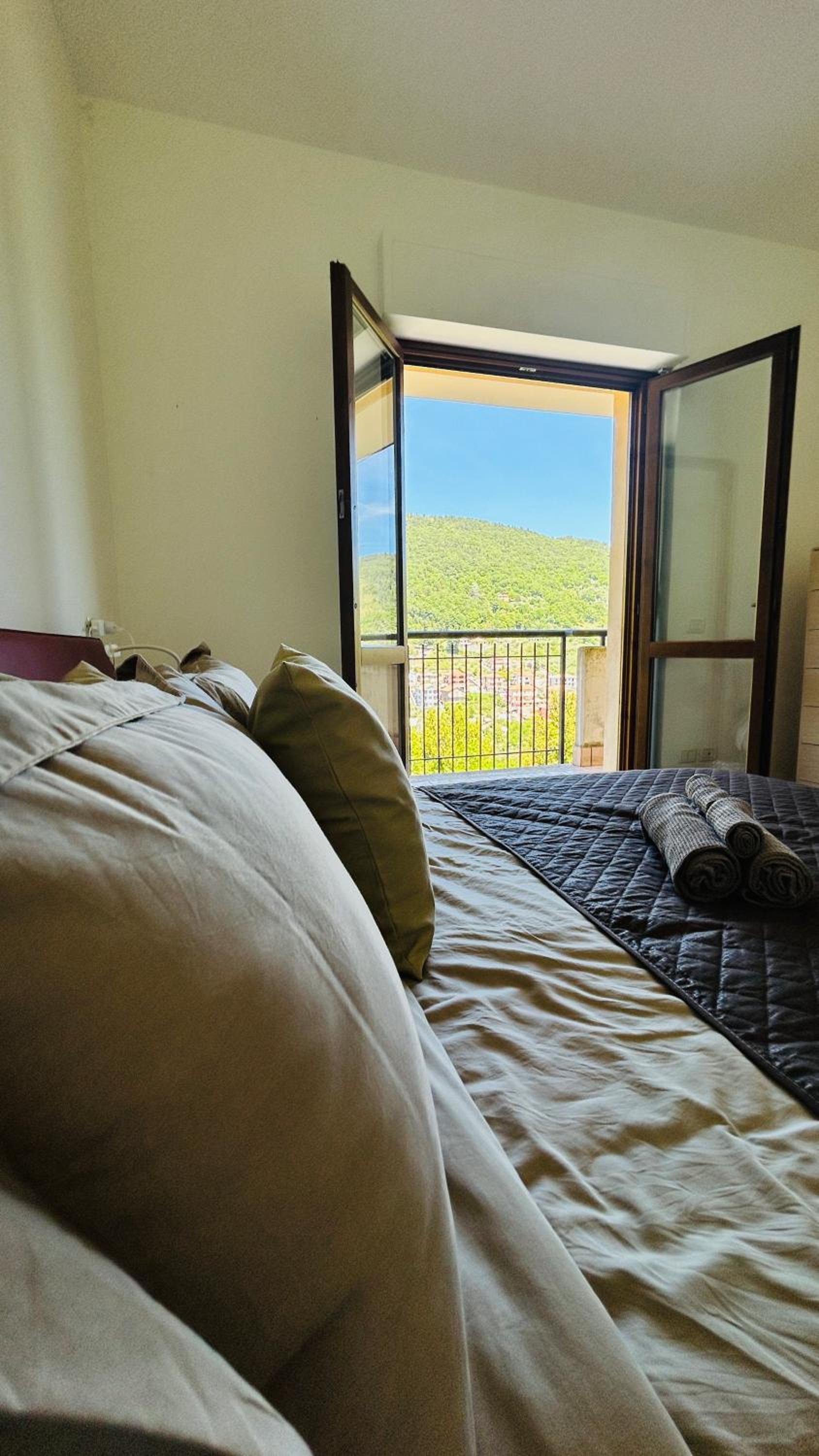 Accogliente Appartamento con Balcone Panoramico Fino a 3 Persone, Vicino al Centro Storico