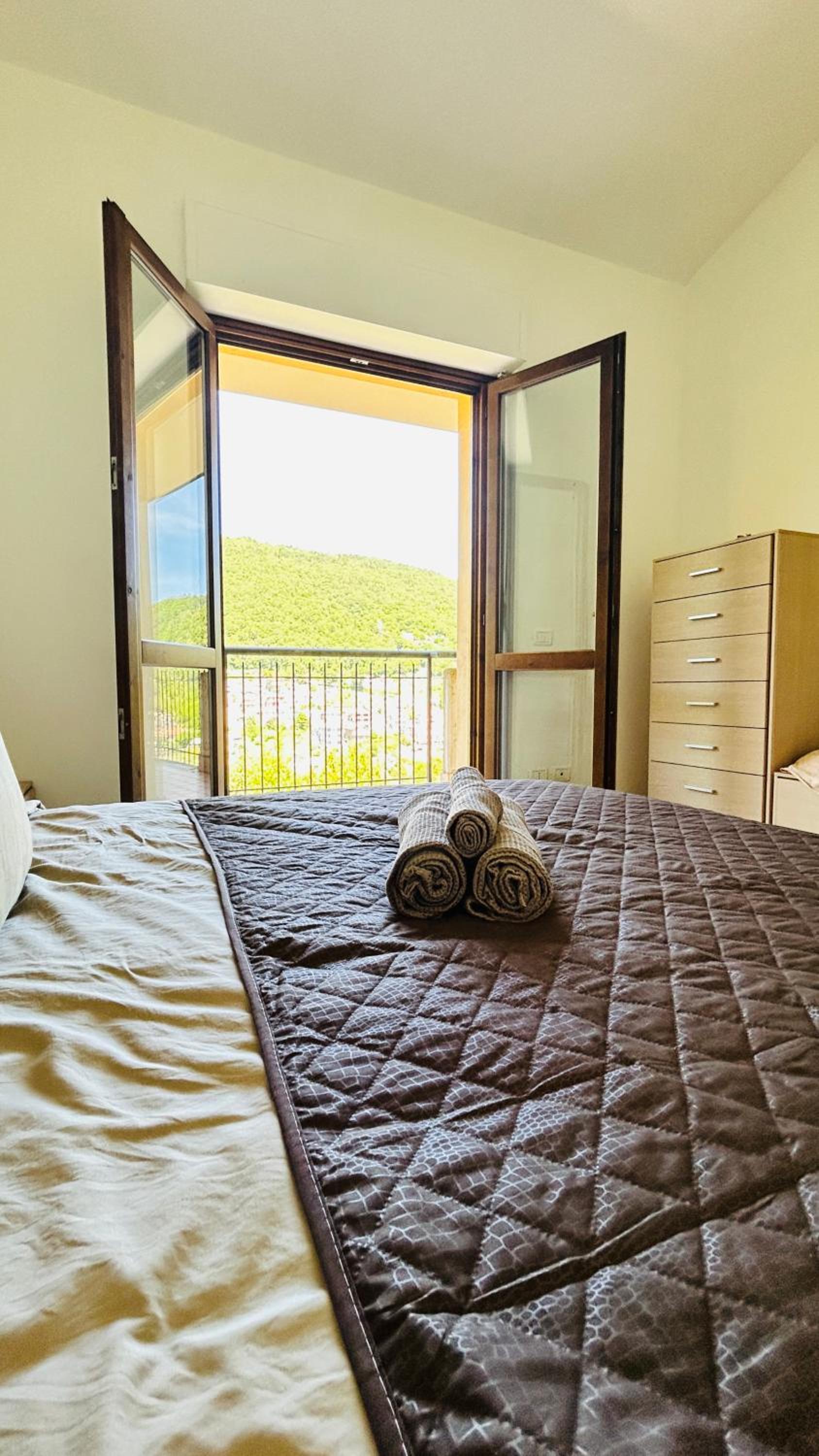 Accogliente Appartamento con Balcone Panoramico Fino a 3 Persone, Vicino al Centro Storico