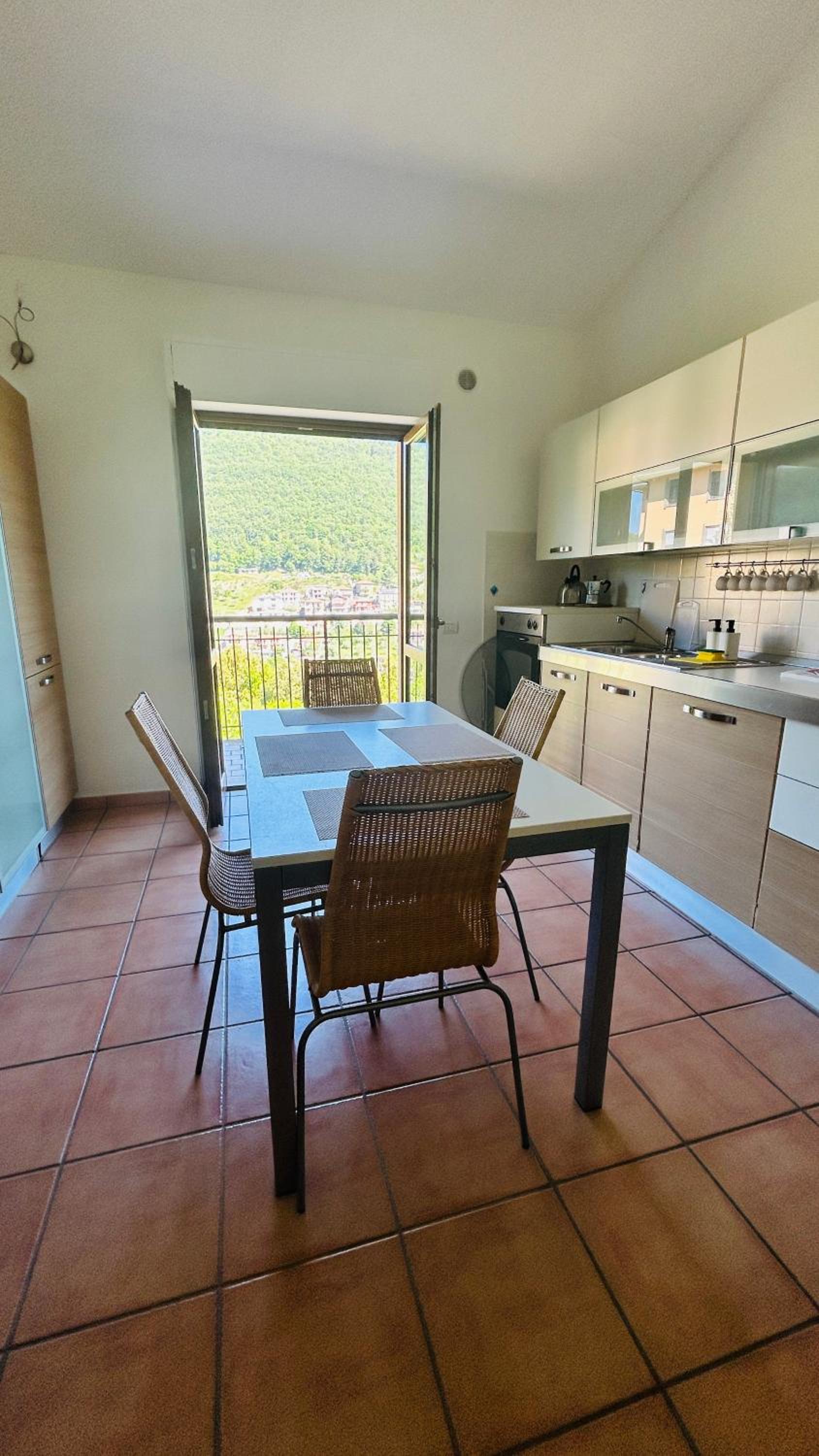Accogliente Appartamento con Balcone Panoramico Fino a 3 Persone, Vicino al Centro Storico