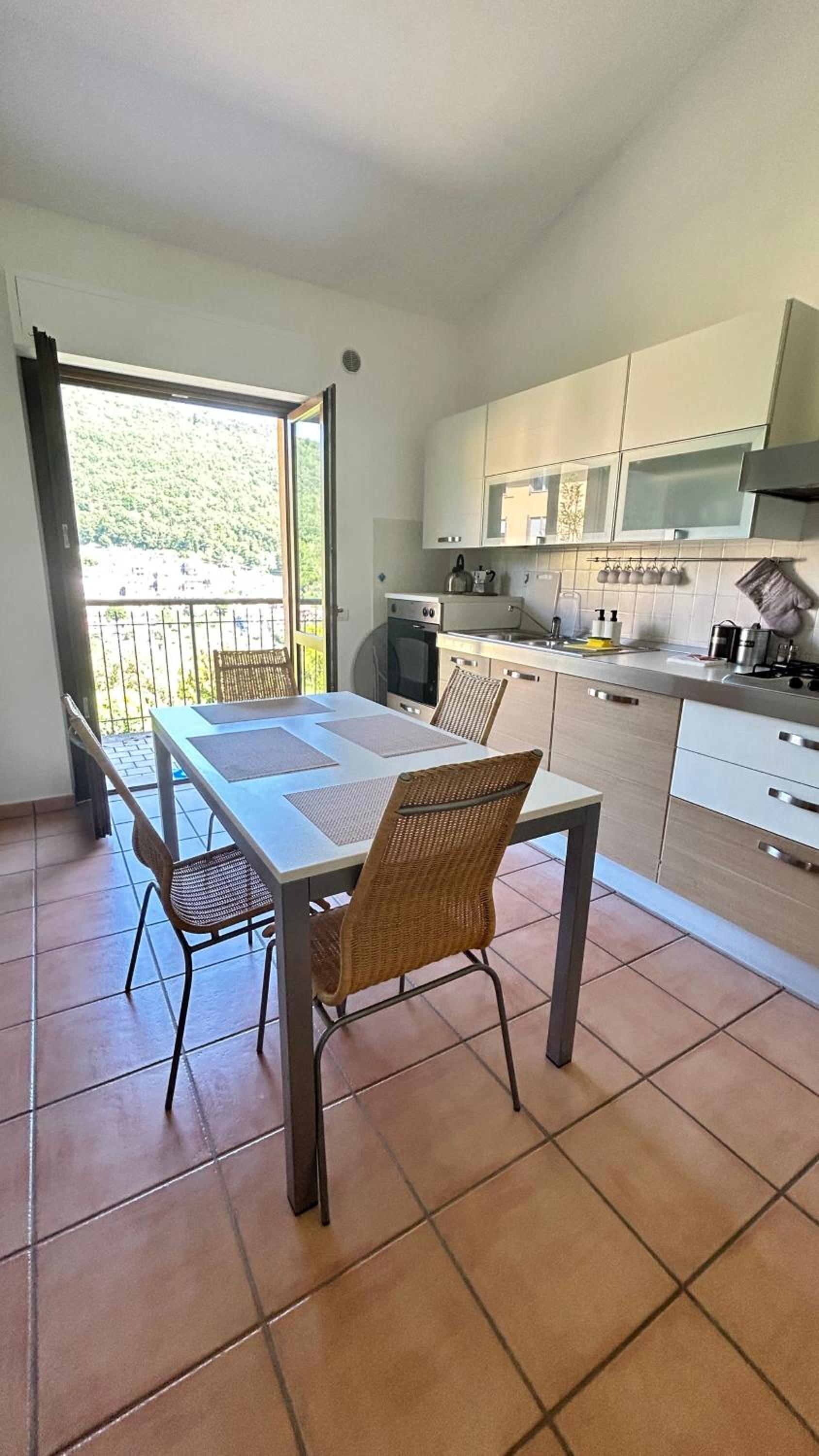 Accogliente Appartamento con Balcone Panoramico Fino a 3 Persone, Vicino al Centro Storico