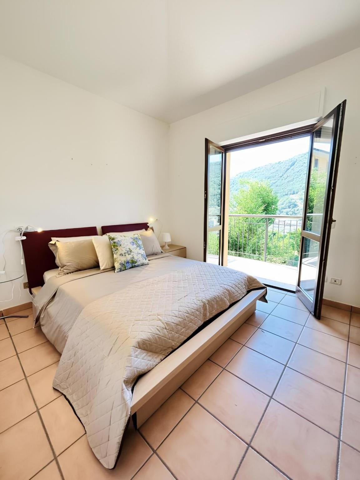 Accogliente Appartamento con Balcone Panoramico Fino a 3 Persone, Vicino al Centro Storico
