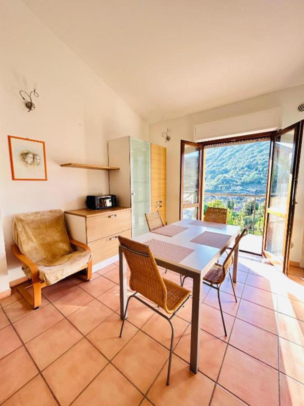 Accogliente Appartamento con Balcone Panoramico Fino a 3 Persone, Vicino al Centro Storico