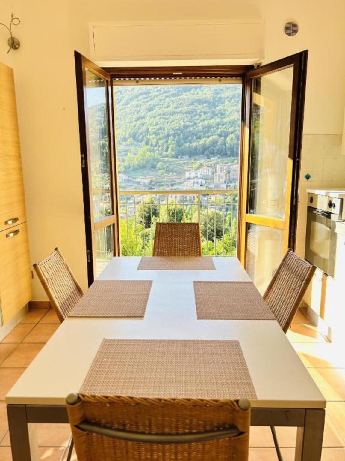 Accogliente Appartamento con Balcone Panoramico Fino a 3 Persone, Vicino al Centro Storico